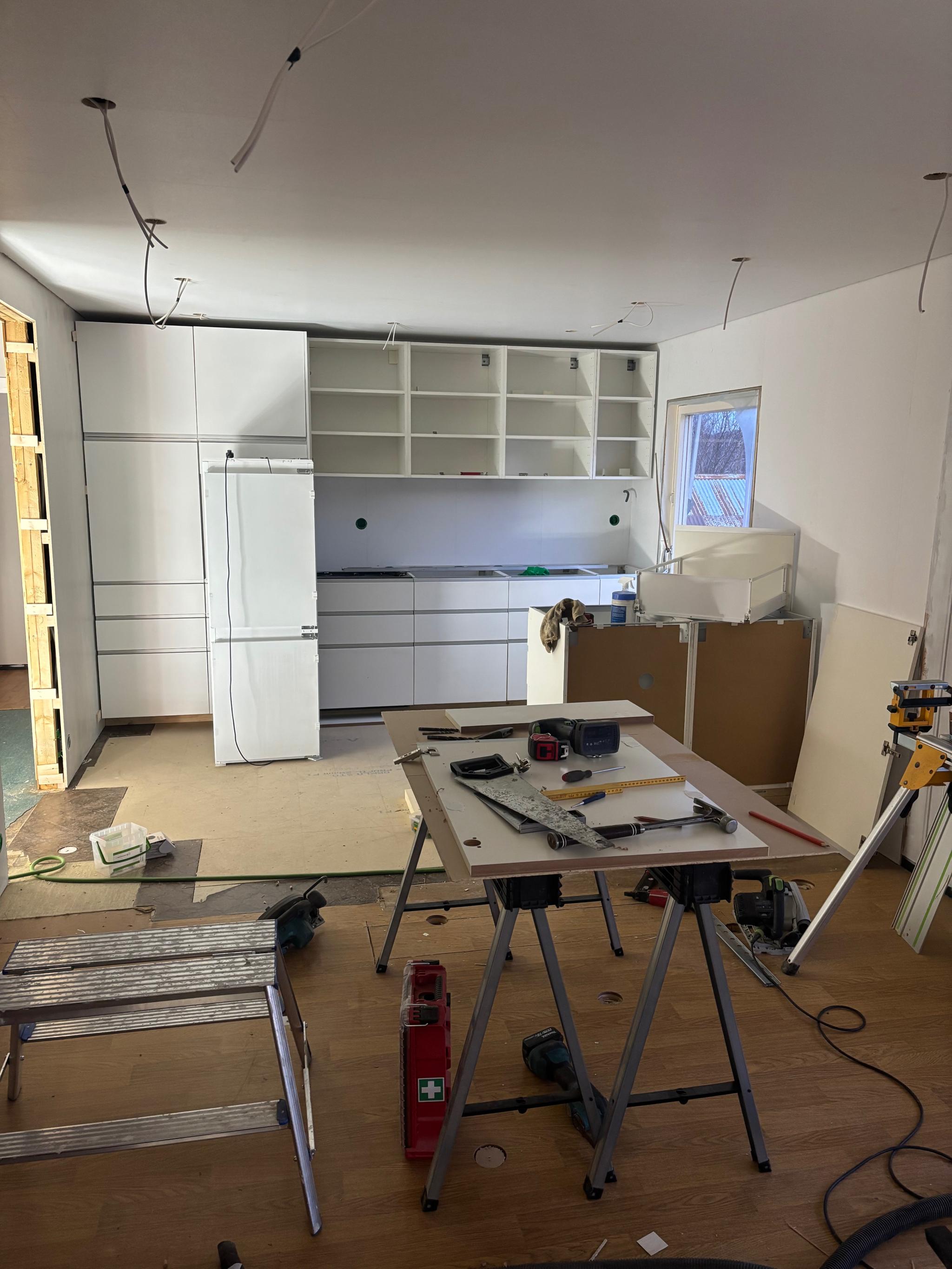 Nytt kjøkken under installering