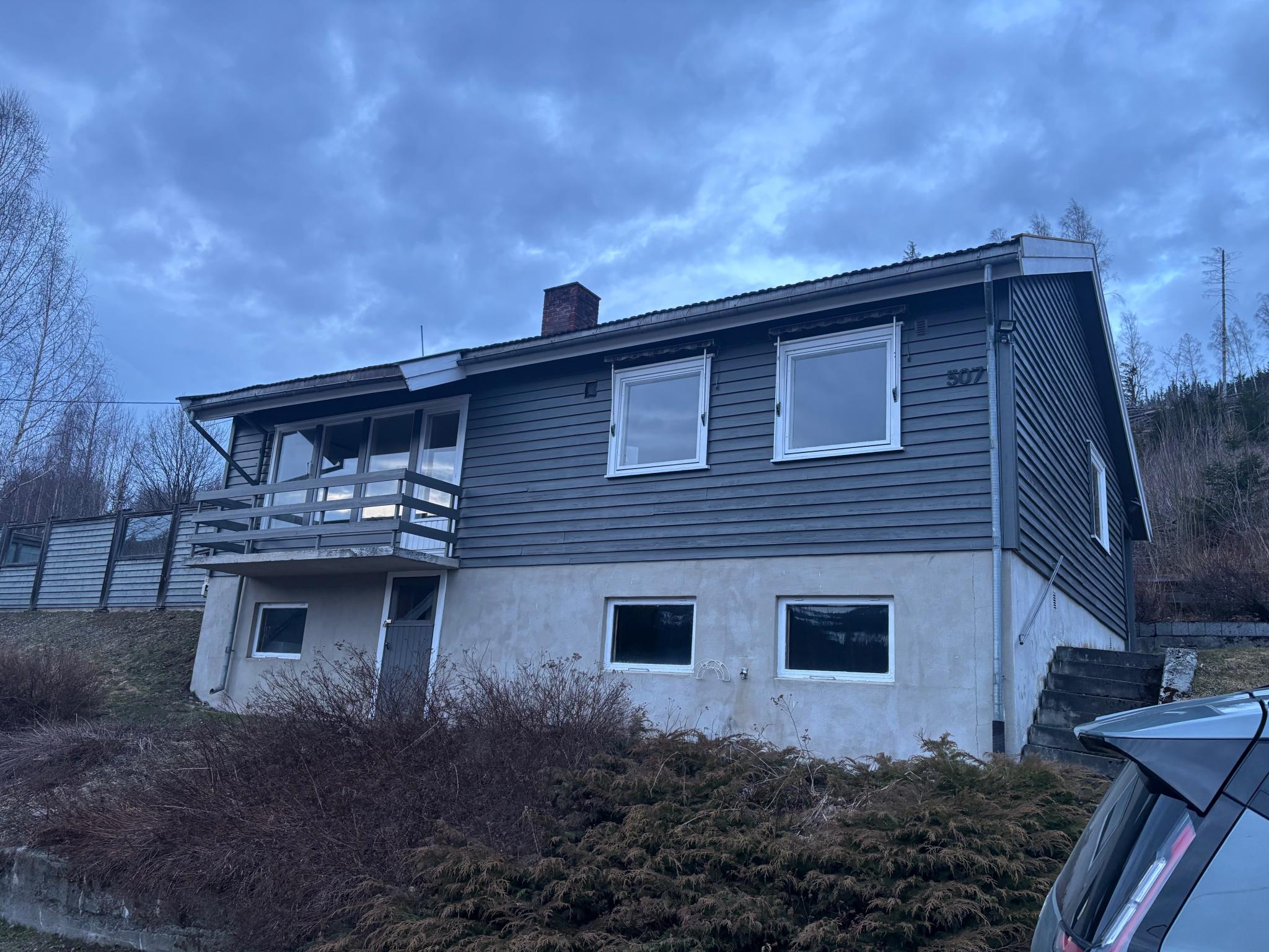 Huset nedenfra hvor man ser kjellerinngang