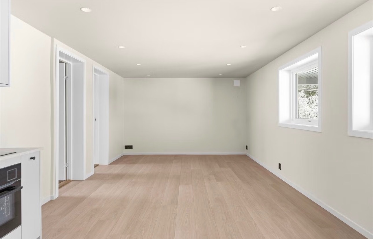 Stor, lys stue med god takhøyde og naturlig lysinnslipp- plass til sofaseksjon og spiseplass.