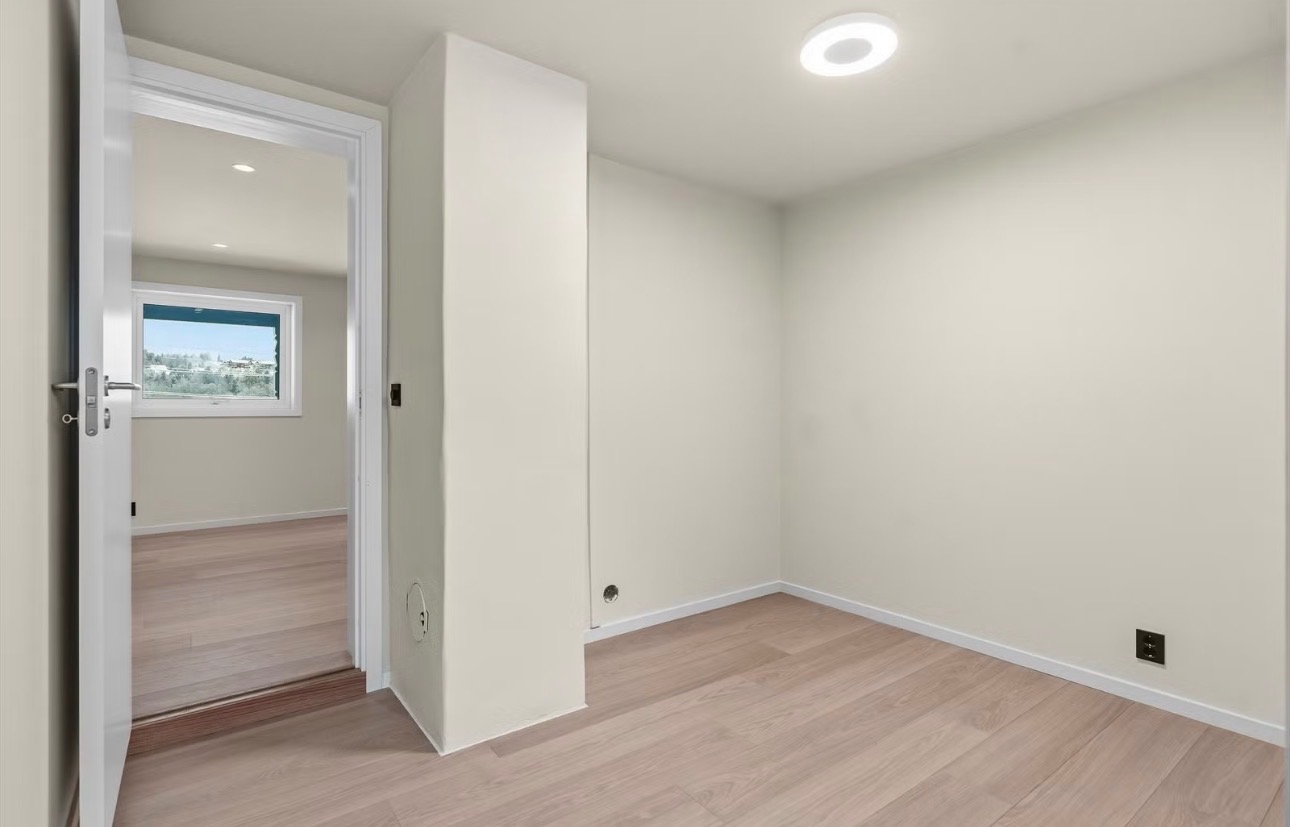 Begge soverommene har god takhøyde og tilgang til stuen.