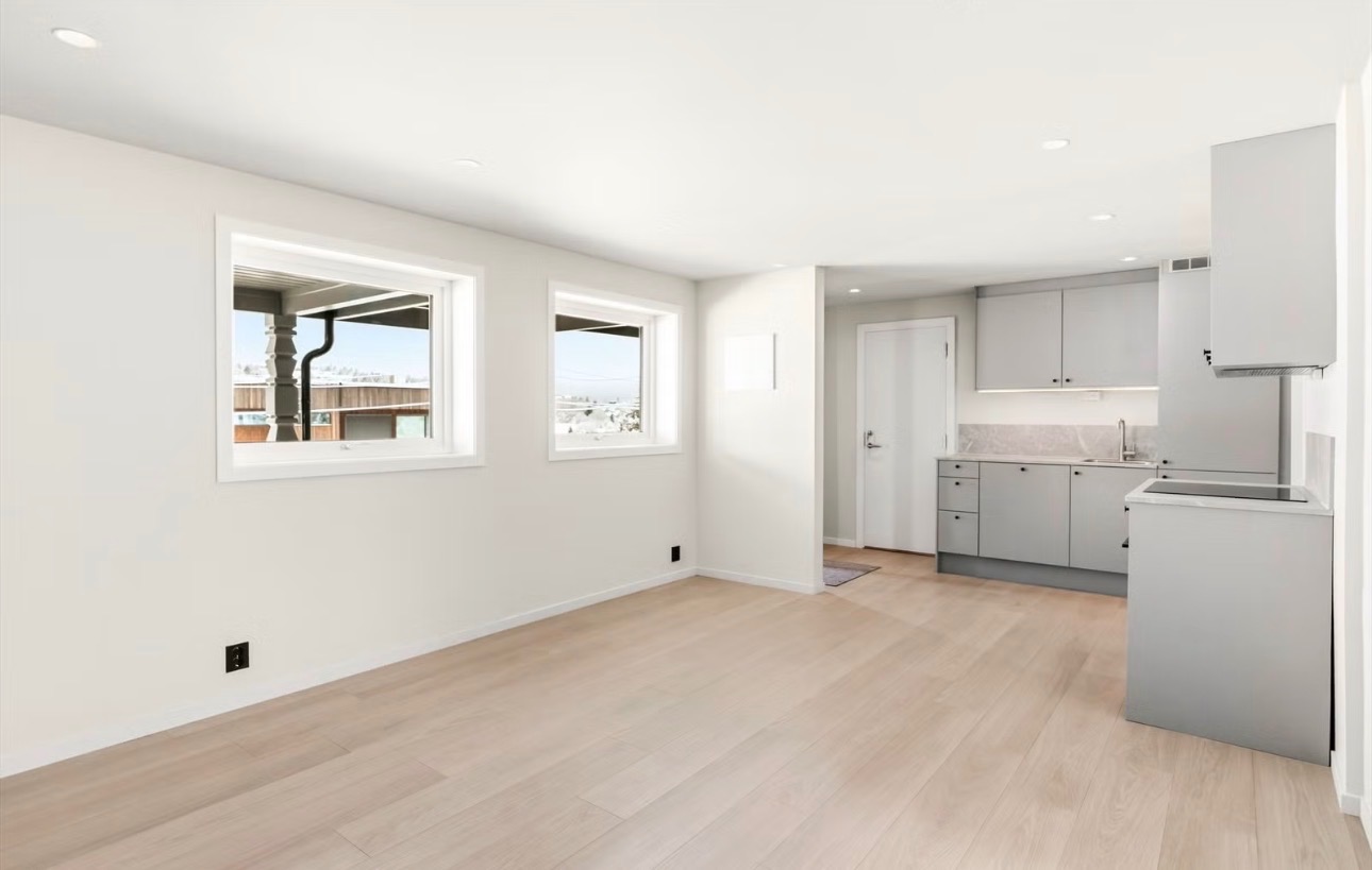 Denne delen har egen inngang fra hovedhusets entré, samt via egen ytterdør fra bakkeplan.