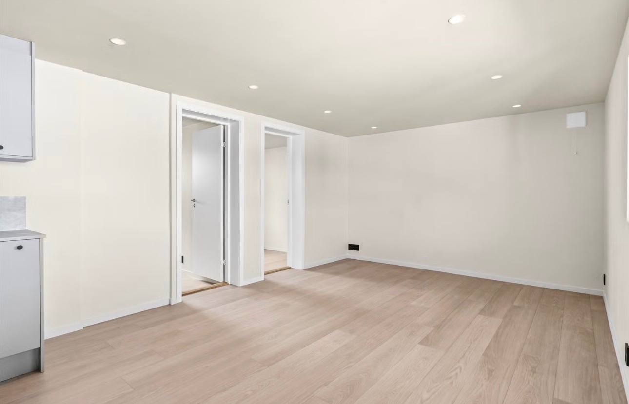 Åpen stueløsning med tilgang til begge soverom og kjøkken.