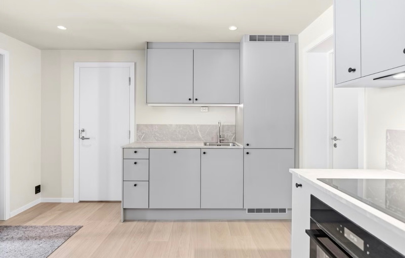 Fullt utstyrt kjøkken med rikelig skapplass og benkeplate i laminat. 