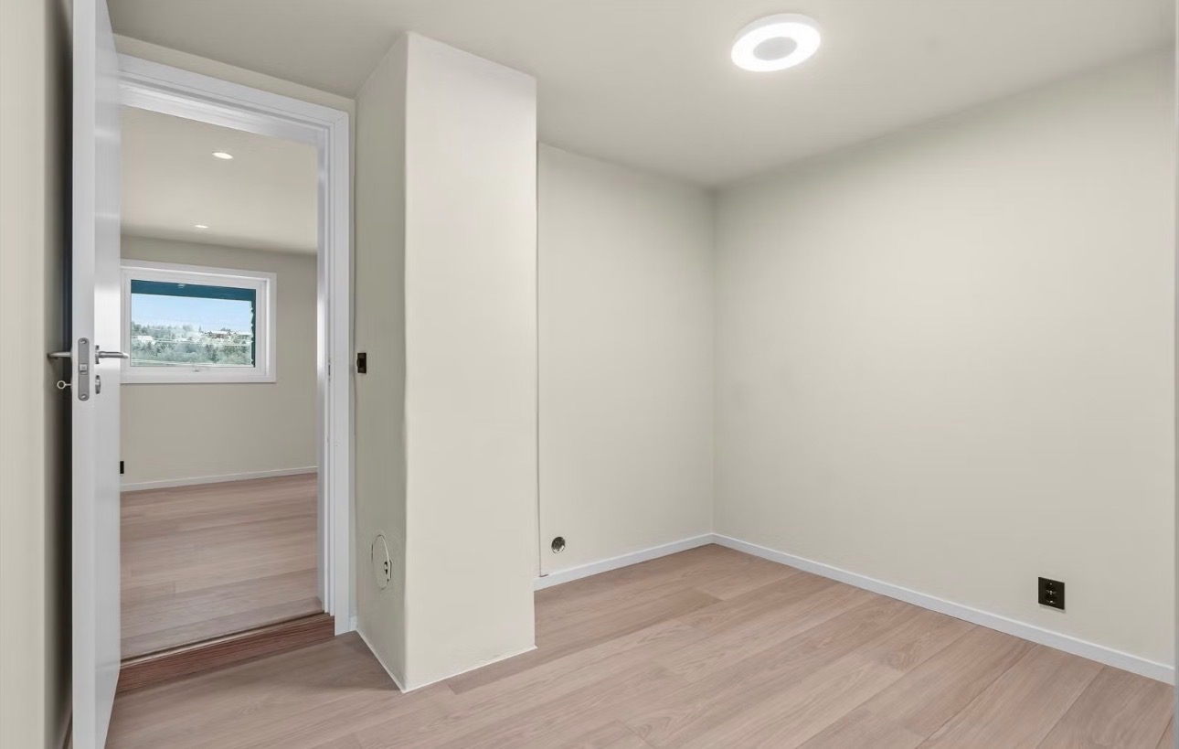 Lyst soverom med god planløsning og inngang fra egen stue.