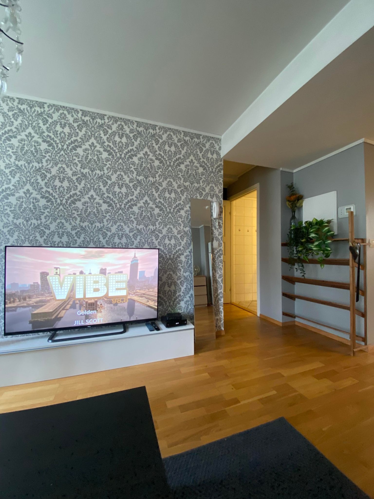 Fra stua, med vinkel mot bad og utgang