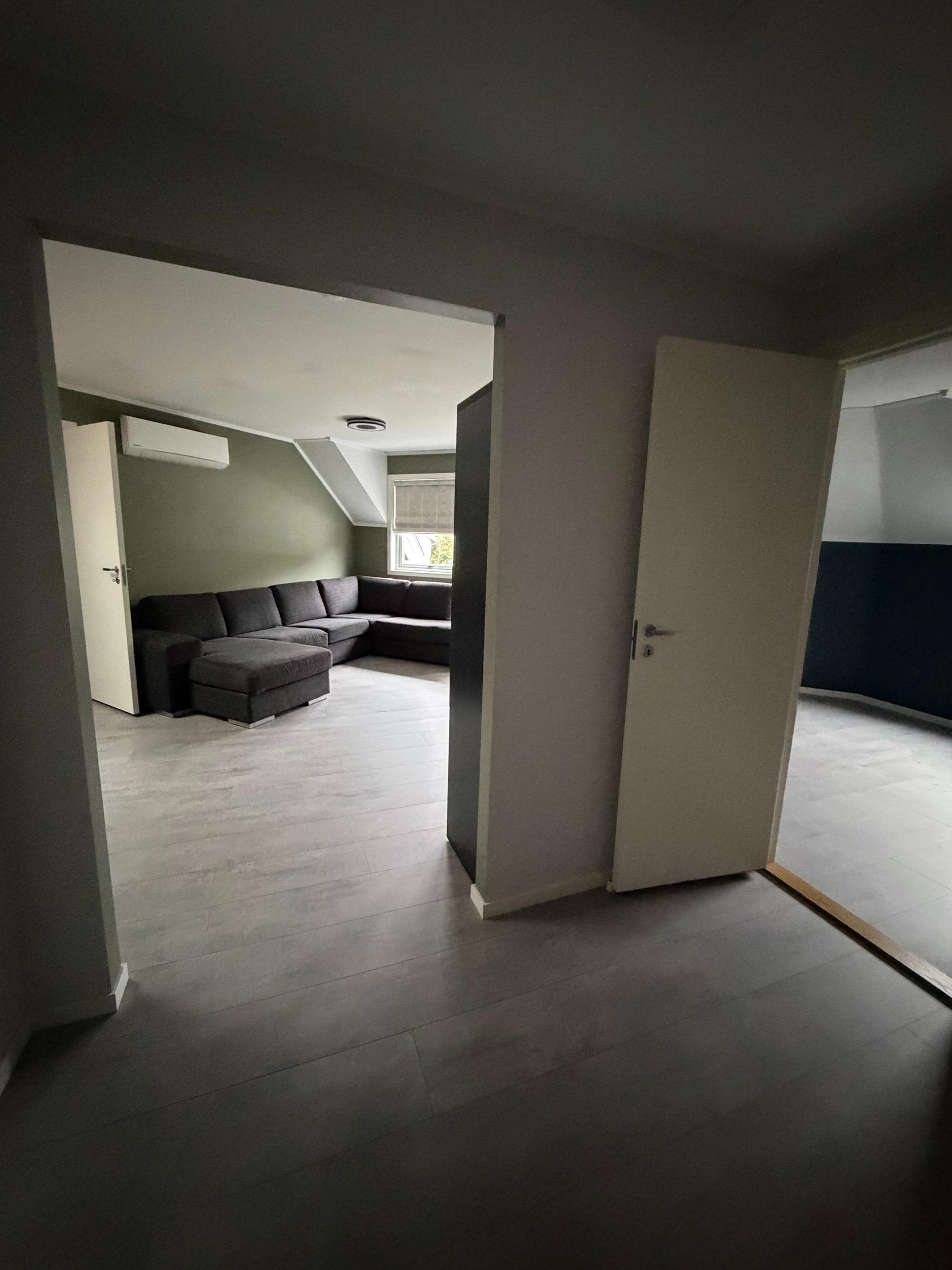 Stue og soverom sett fra gangen