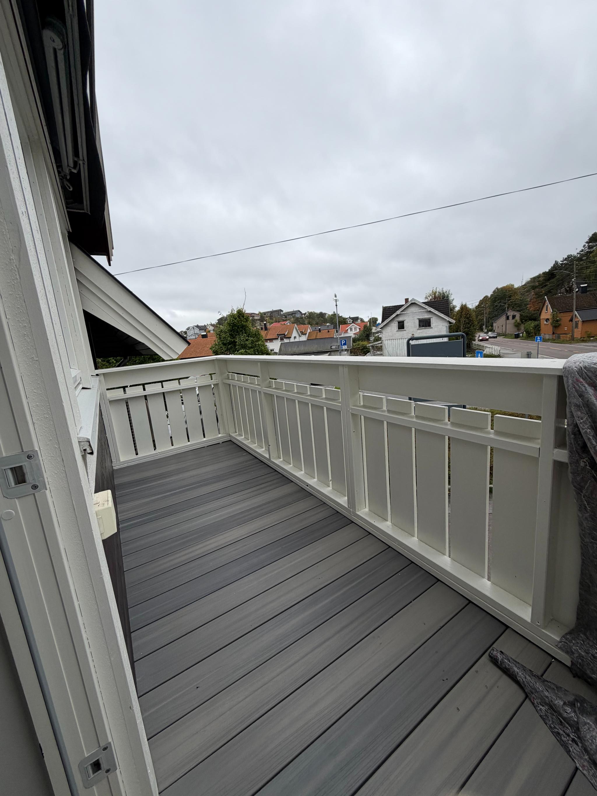 Balkong med plass til liten sittegruppe