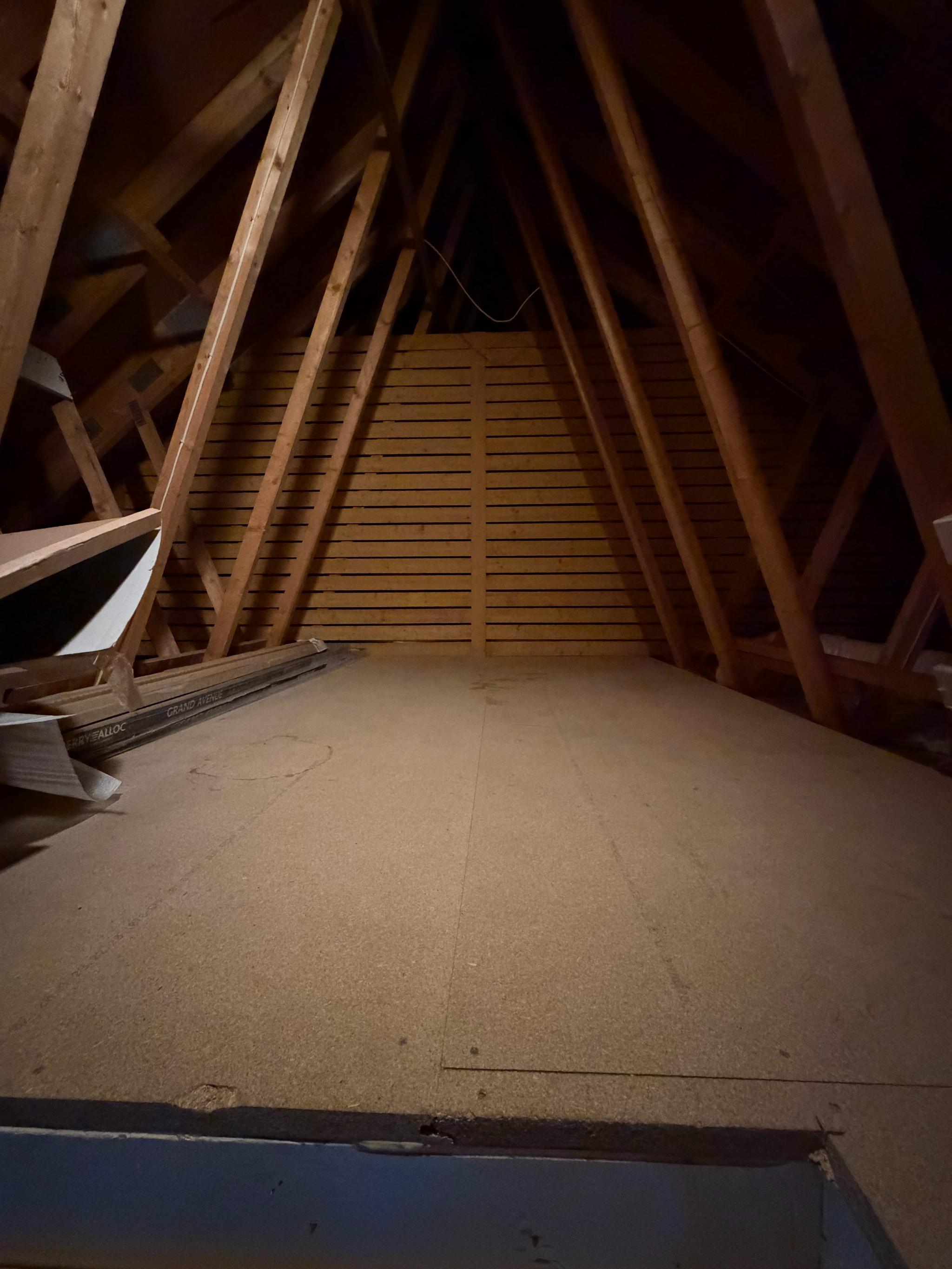 Loftsareal med god plass til oppbevaring