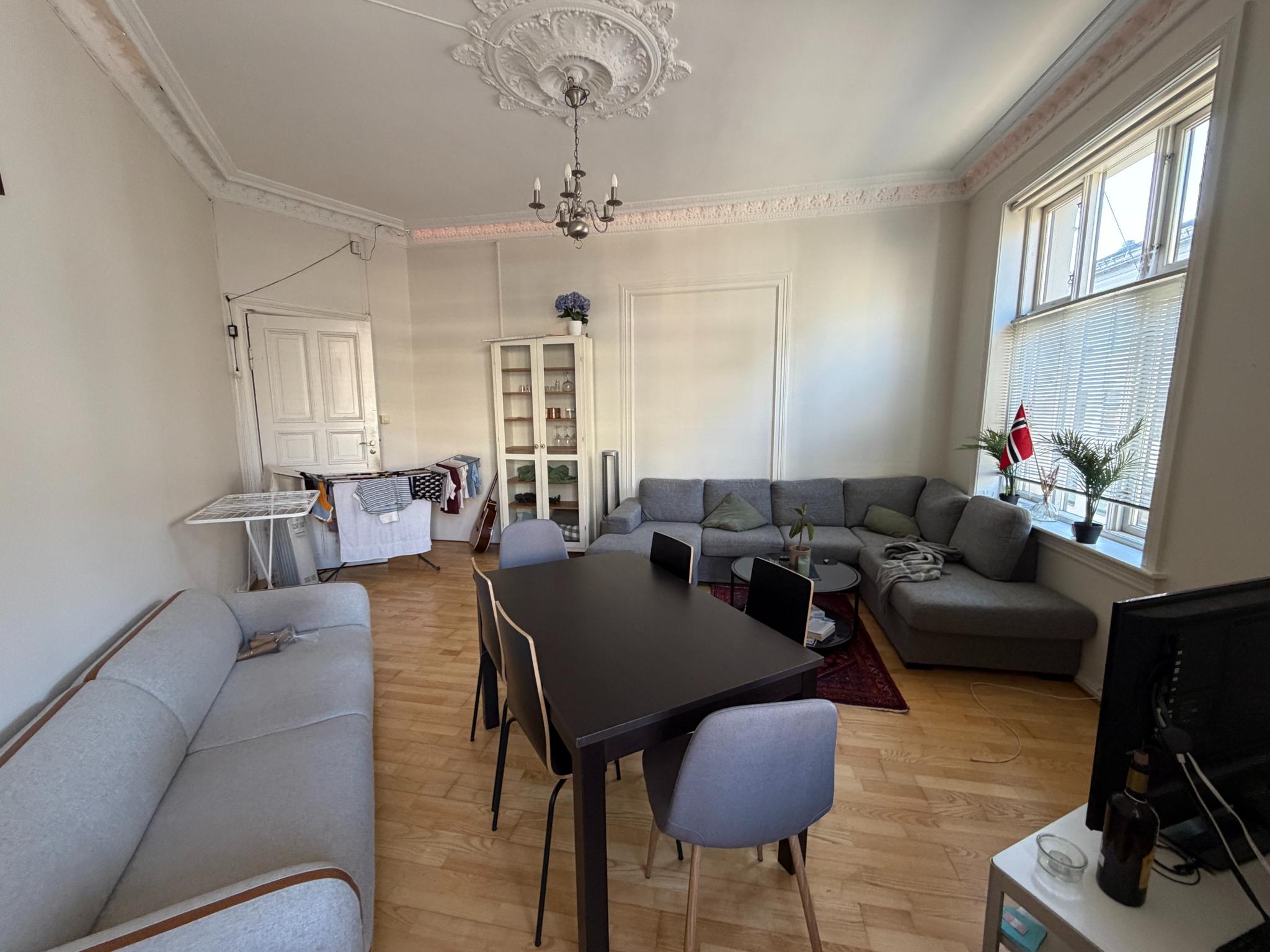 Stuen. Den lyse sofaen forsvinner med meg, så da blir det ryddigere. Jeg skaffet den nylig for å ta med til leiligheten jeg har kjøpt.