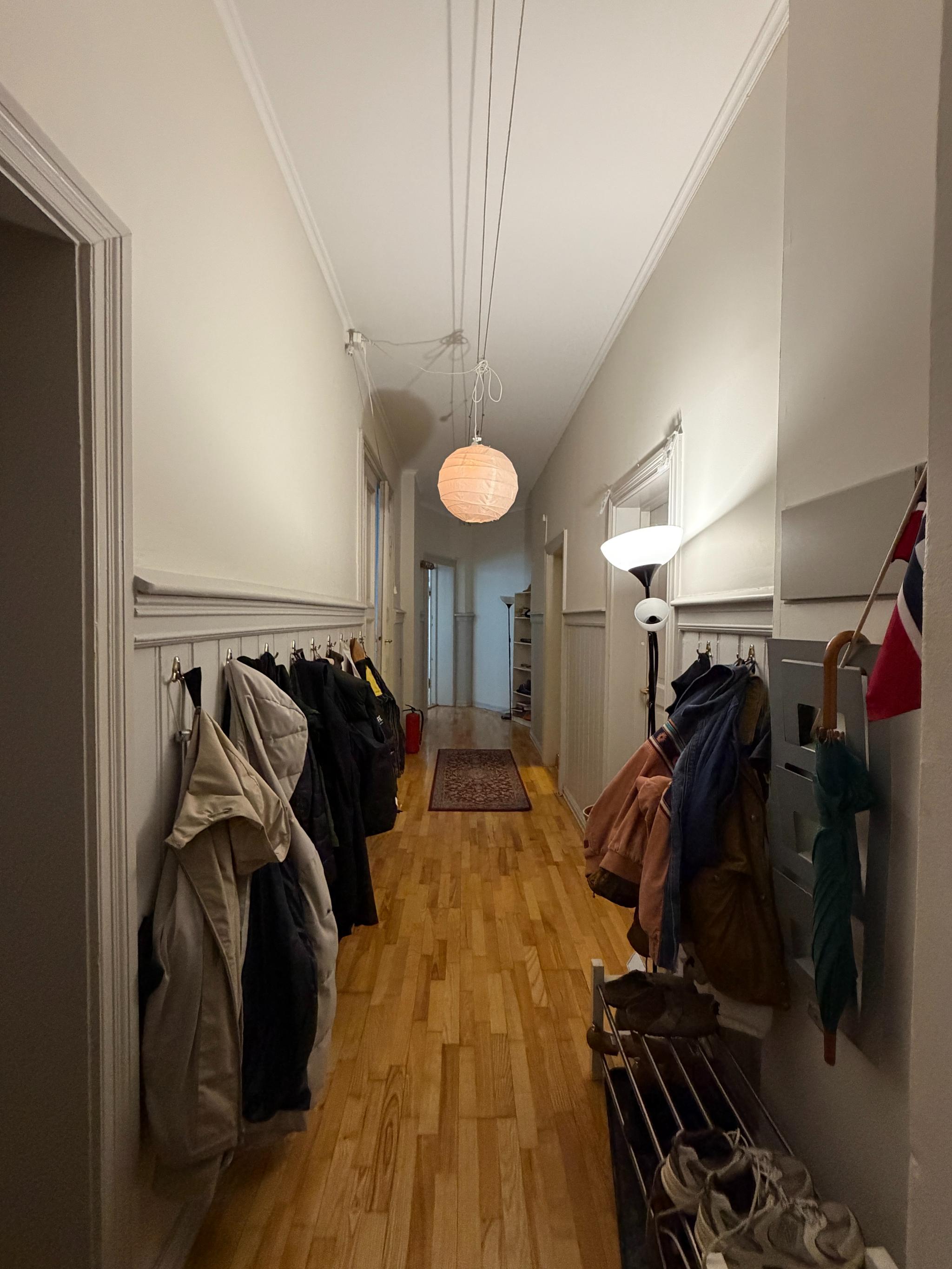 Rommet er inn til venstre i første døråpning til venstre. Bildet er tatt fra inngangsdøren.