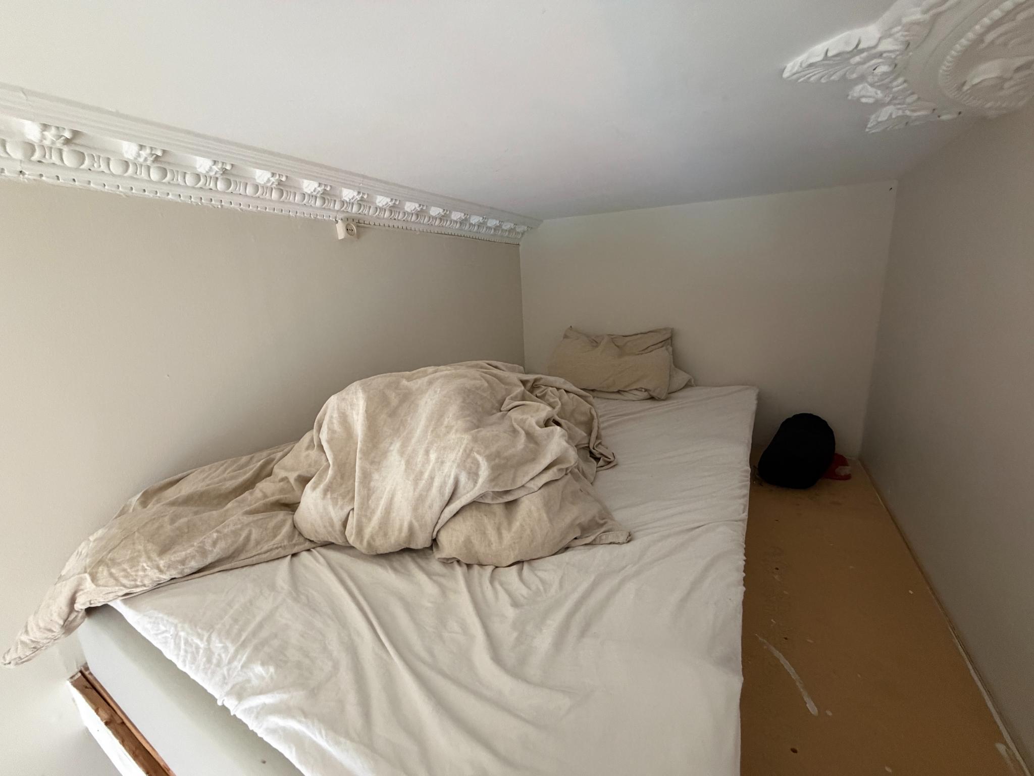 Oppe på hemsen på soverommet 