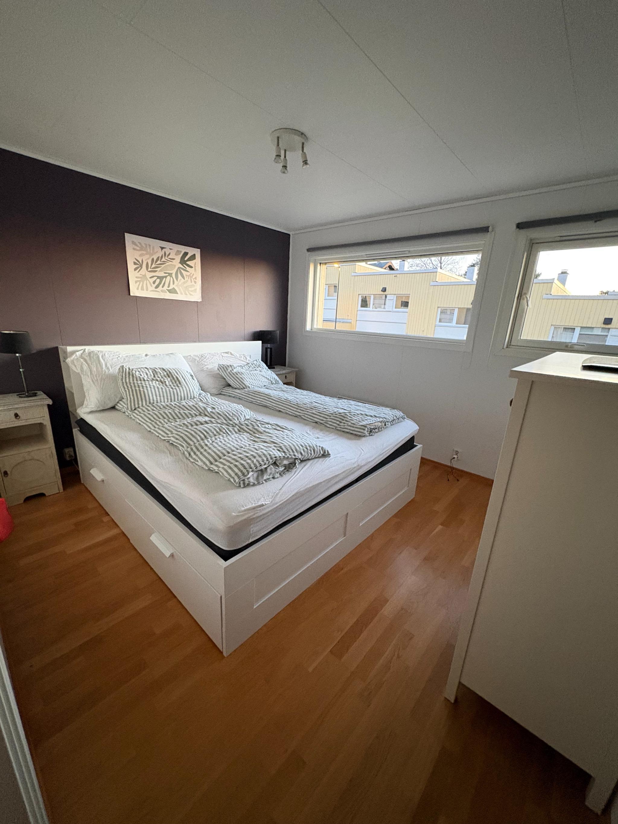 Hovedsoverom med god plass til dobbeltseng og nattbord.