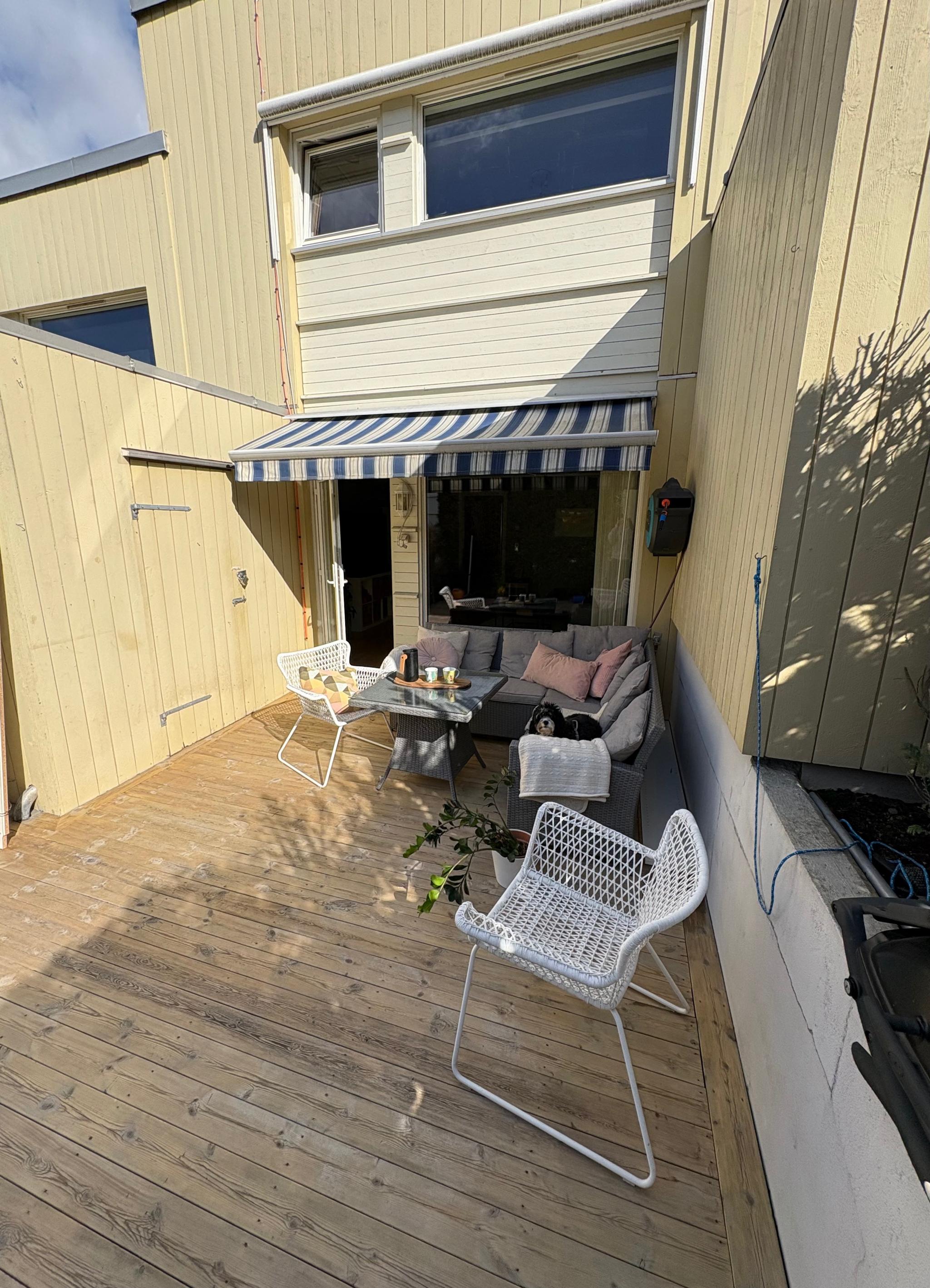 Stor terrasse med markise og gode møbleringsmuligheter.