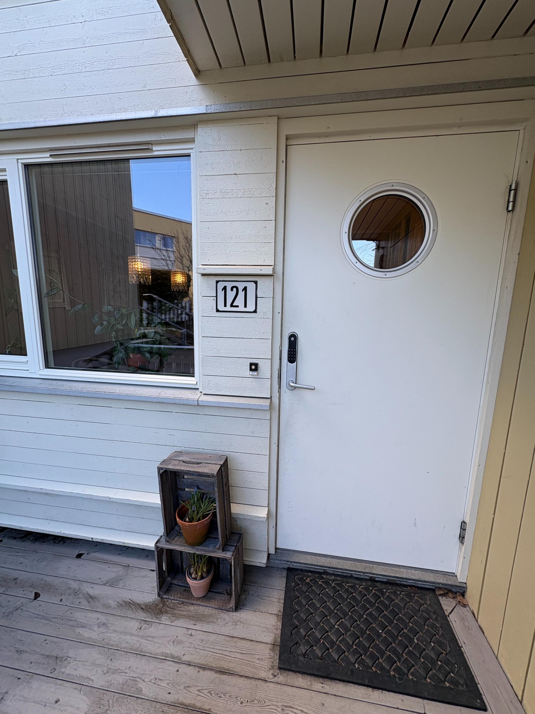 Overbygd inngangsparti.