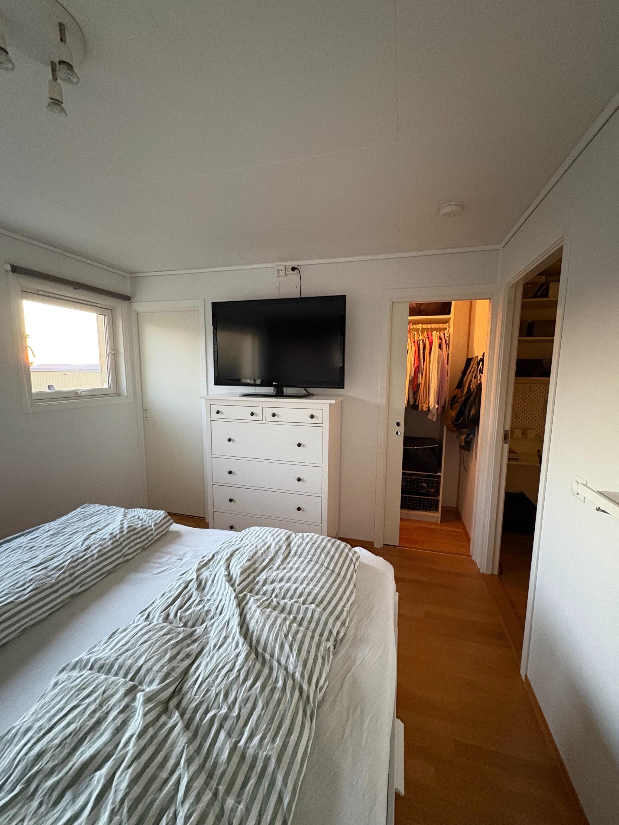 Hovedsoverommet har walk in closet.