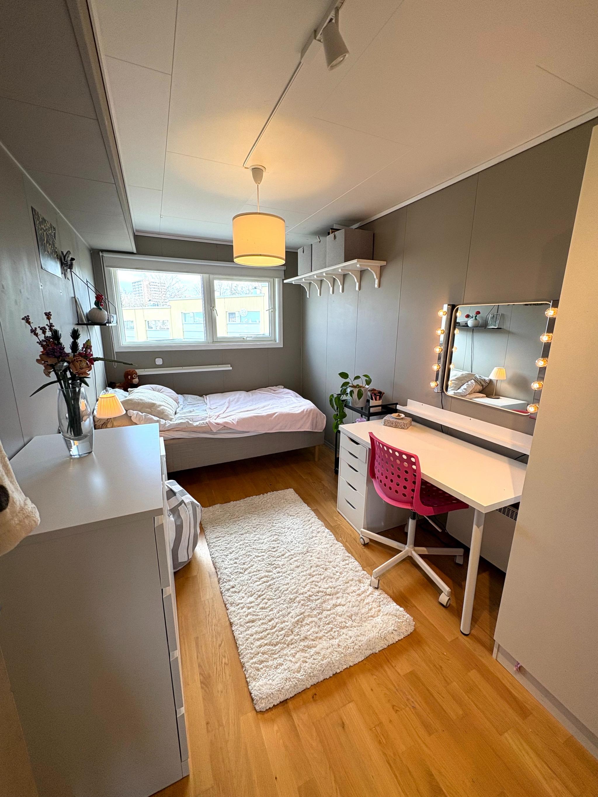 Koselig soverom nr. 2 med god plass til møblemang.