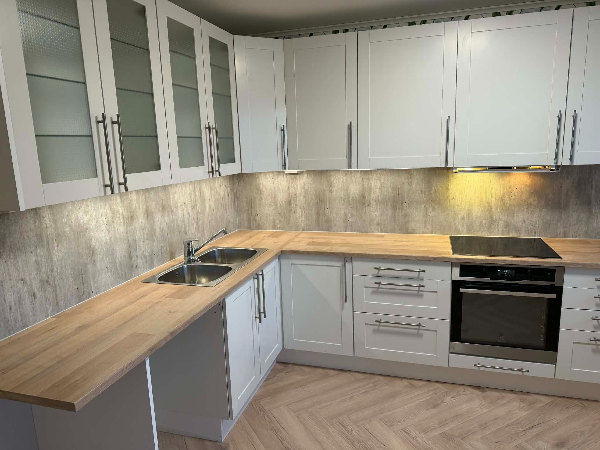 Kjøkken ink innbygd steke ovn steke plate  og vaskemaskin.