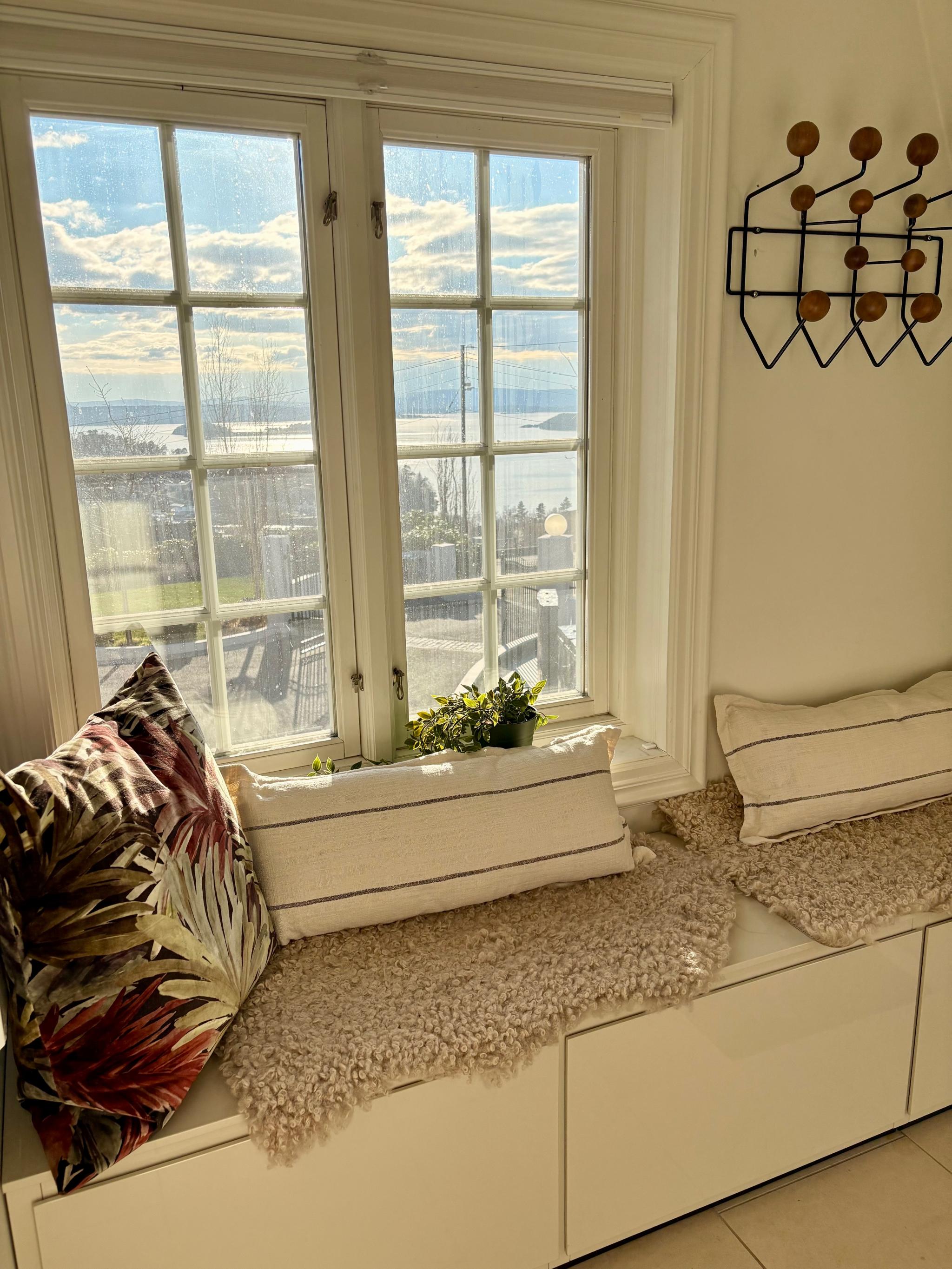 Entré med sittebenk og oppbevaring