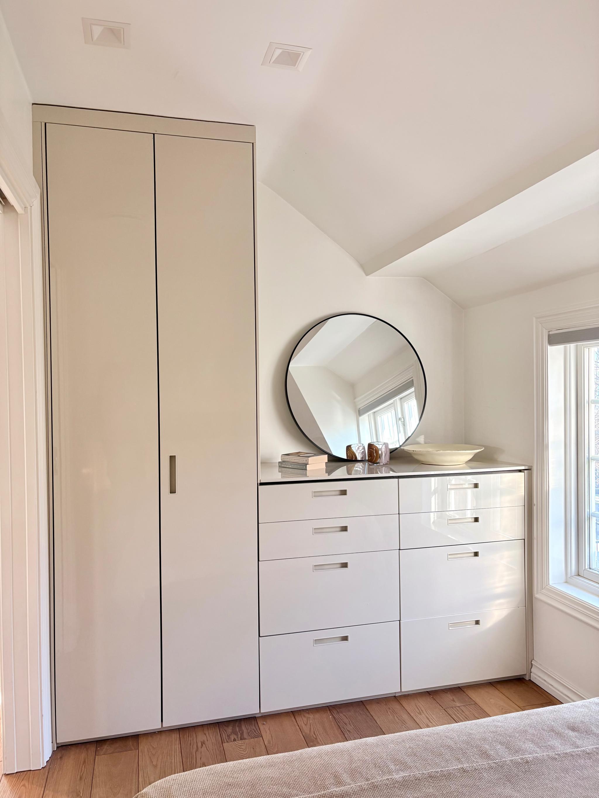 Garderobeskap og skuffer fra Poliform i soverommet