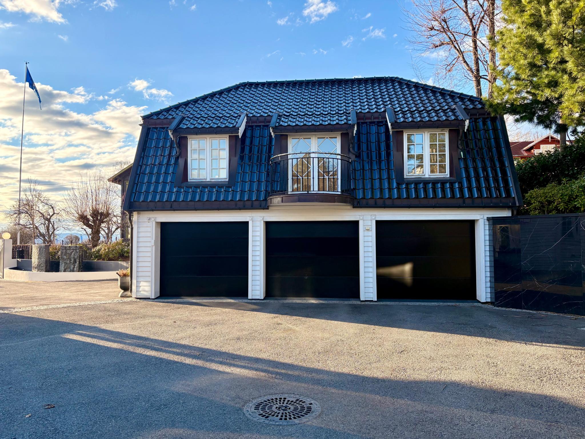 Frittliggende over garasje