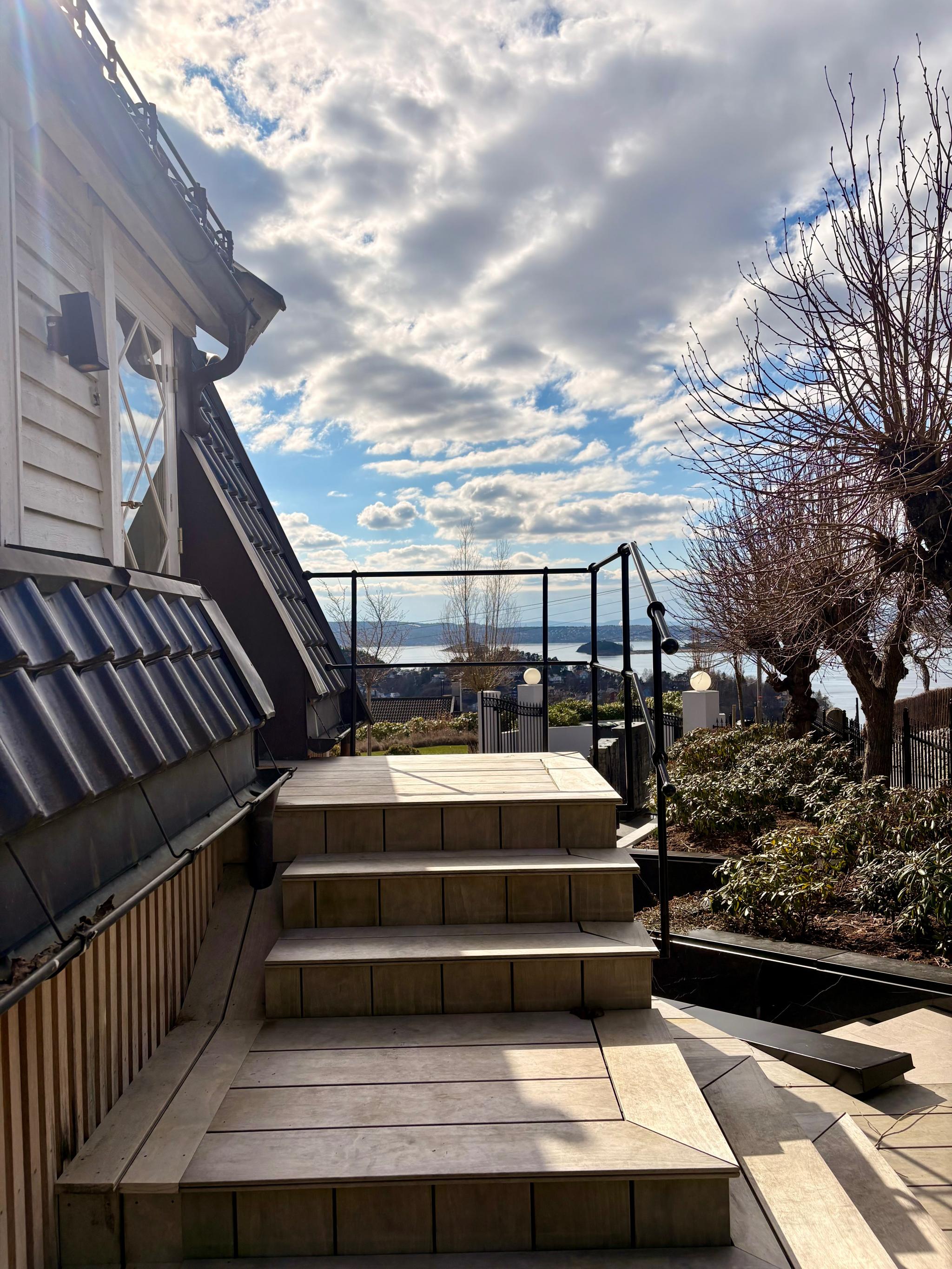 Egen inngang med uteplass / Terrasse