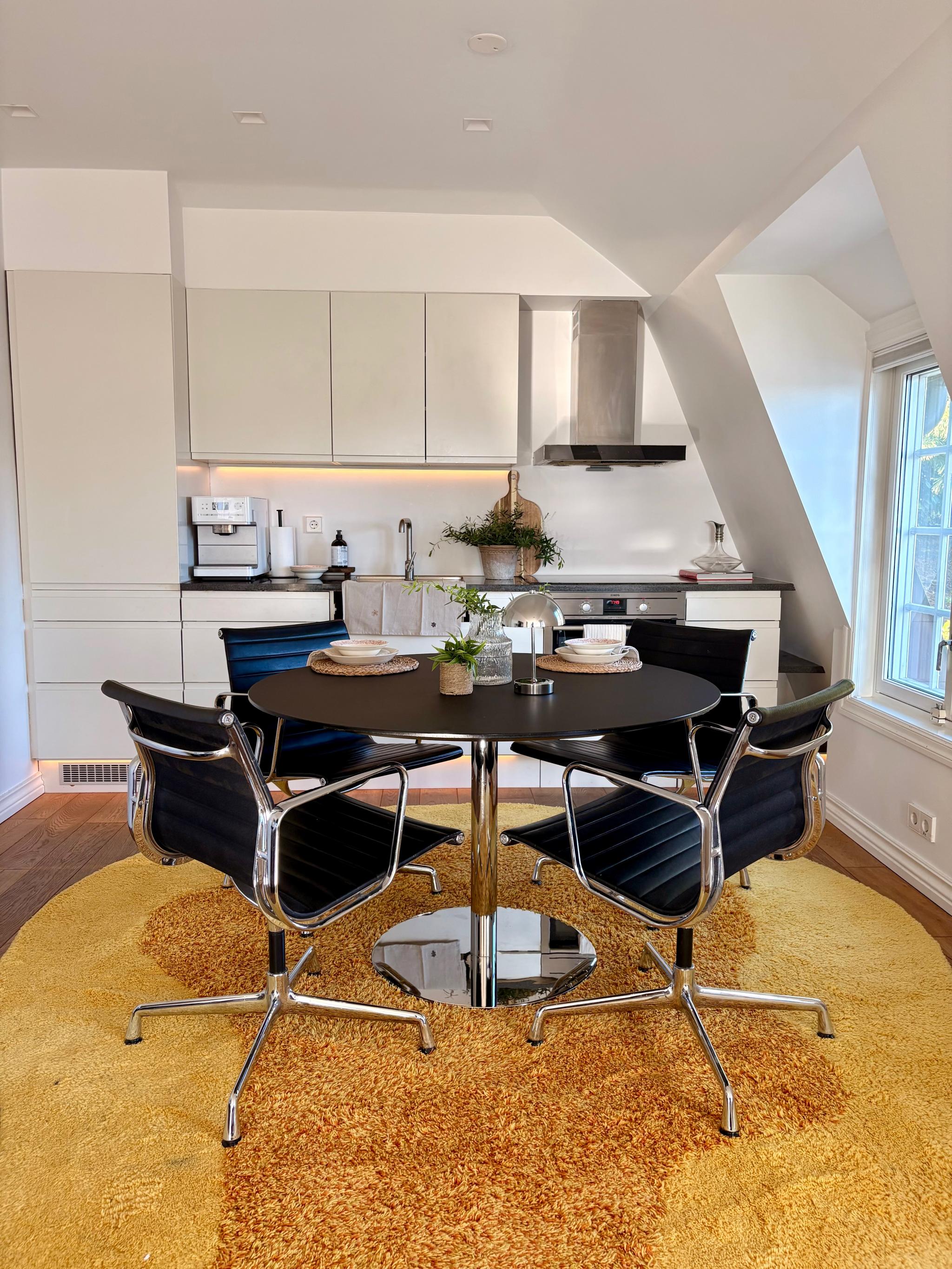 Kjøkkensone med spiseplass. Frittstående kaffemaskin fra Miele.
Ny oppvaskmaskin og kjøl/frys