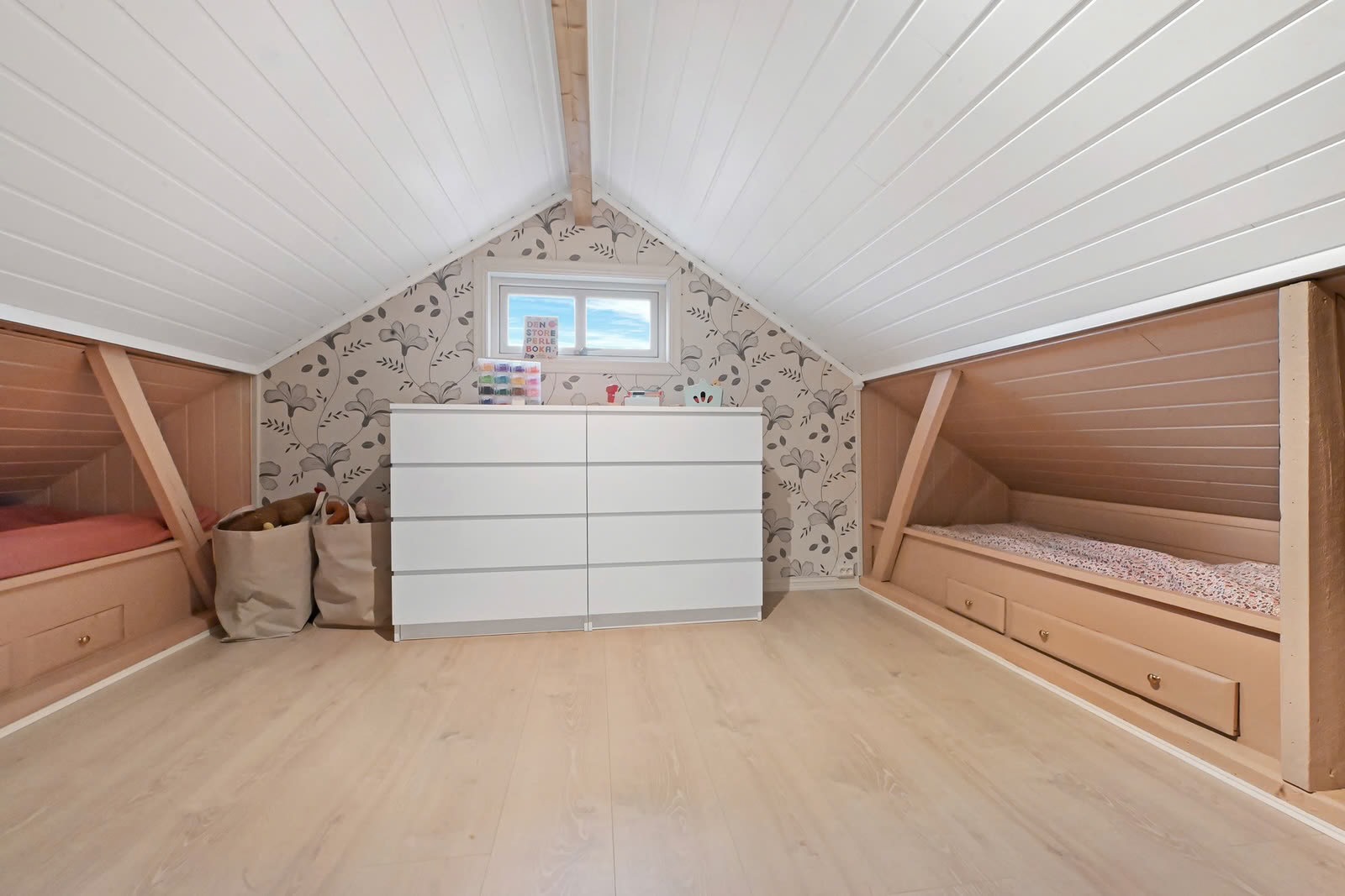 Soverom i 2. etg med to integrerte enkeltsenger