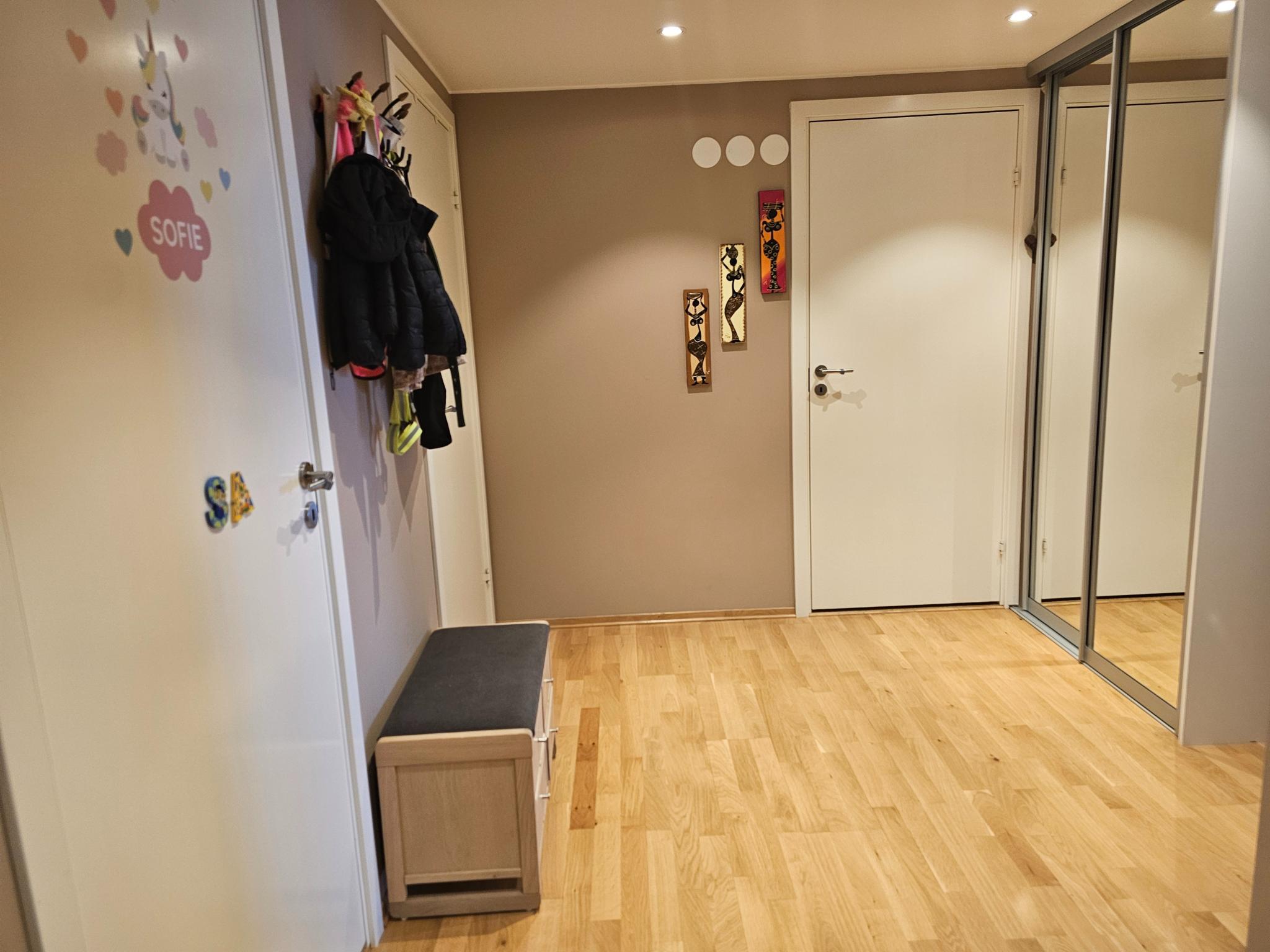 Romslig entre med skyvedørsgarderobe