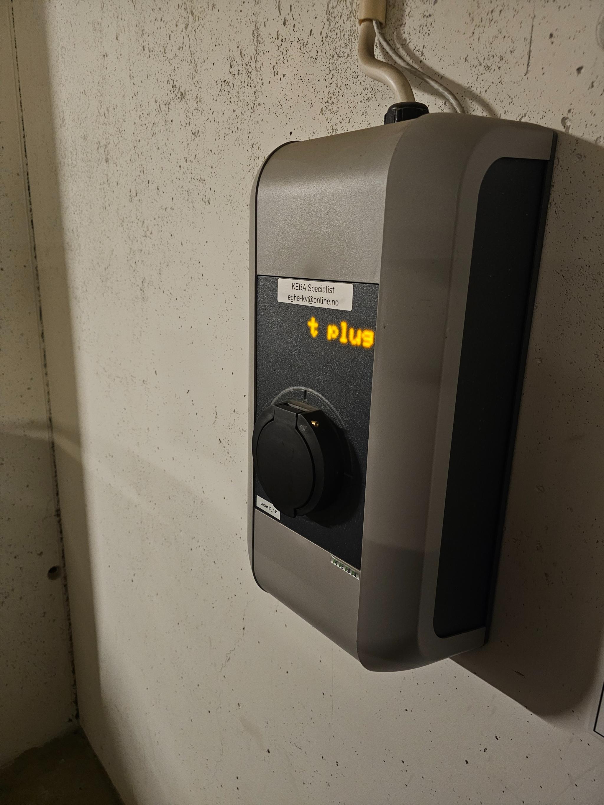 Ladeboks på parkeringsplassen