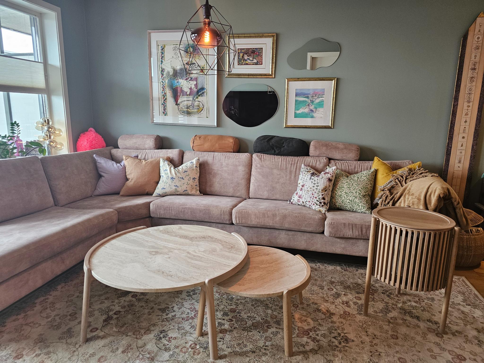 God plass til større sofa