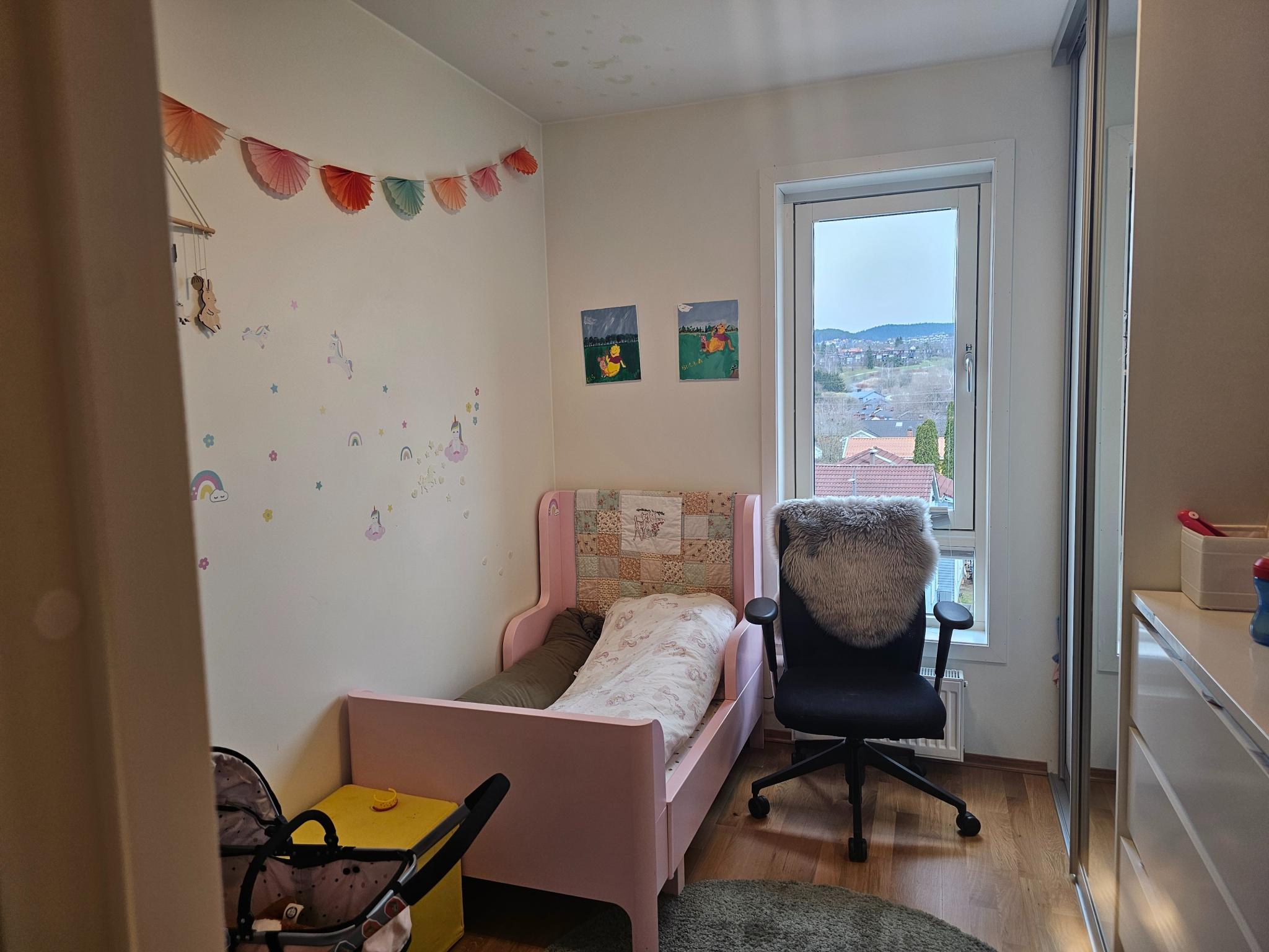 Soverom perfekt for barn. Tidligere også brukt som kontor. 
