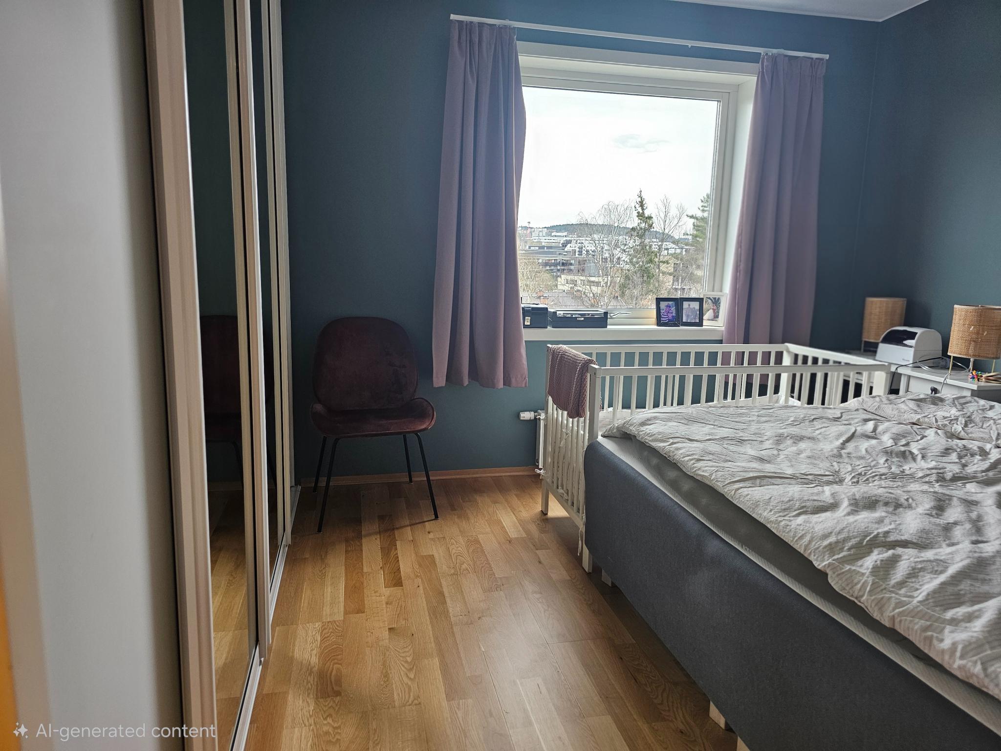 Hovedsoverom med plassbygd skyvedørsgarderobe. God plass til 180 seng med nattbord, eventuelt barneseng. 