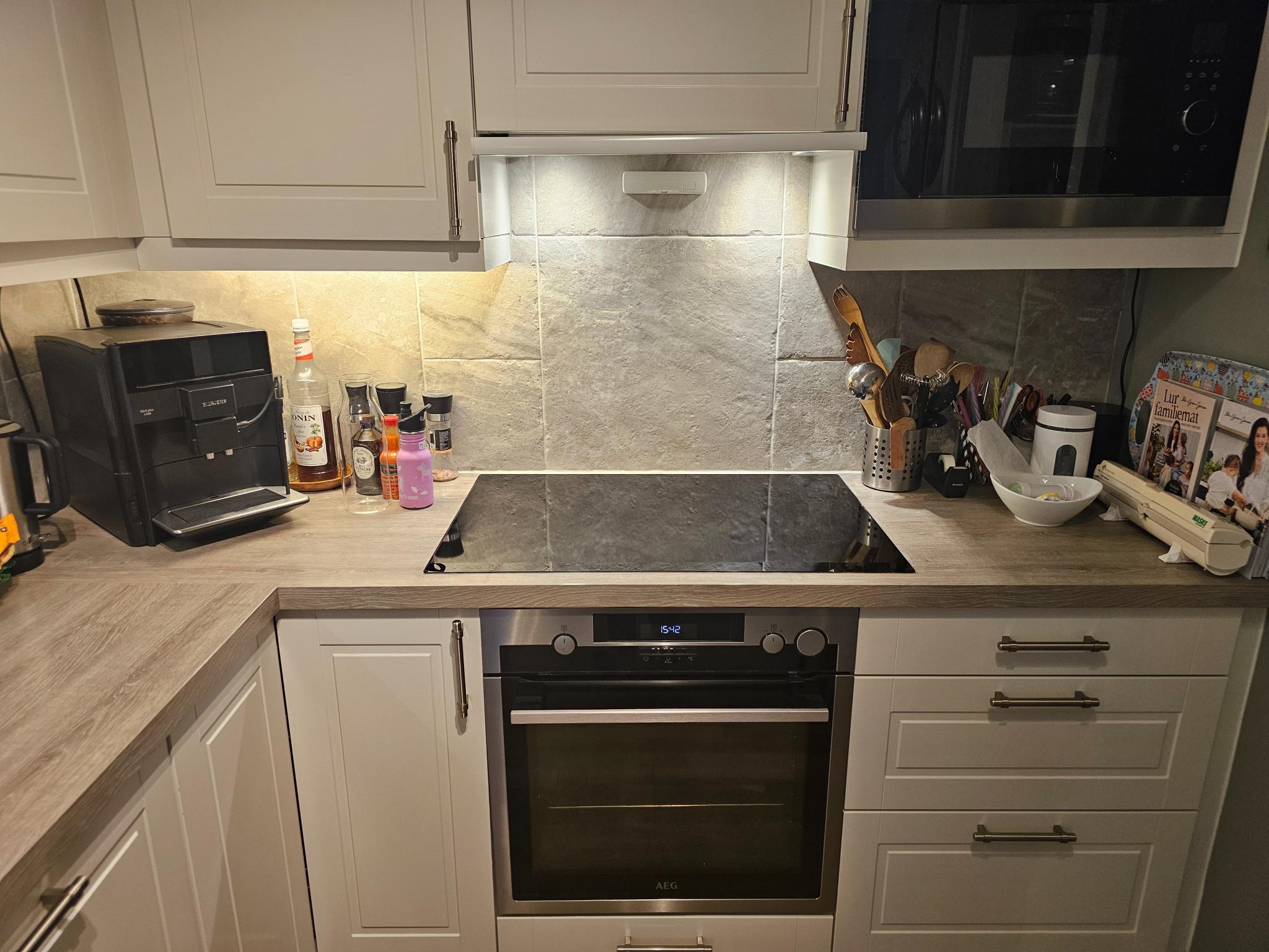 Ekstra bred induksjonstopp. Avtrekk ut via ventilasjonsanlegg 