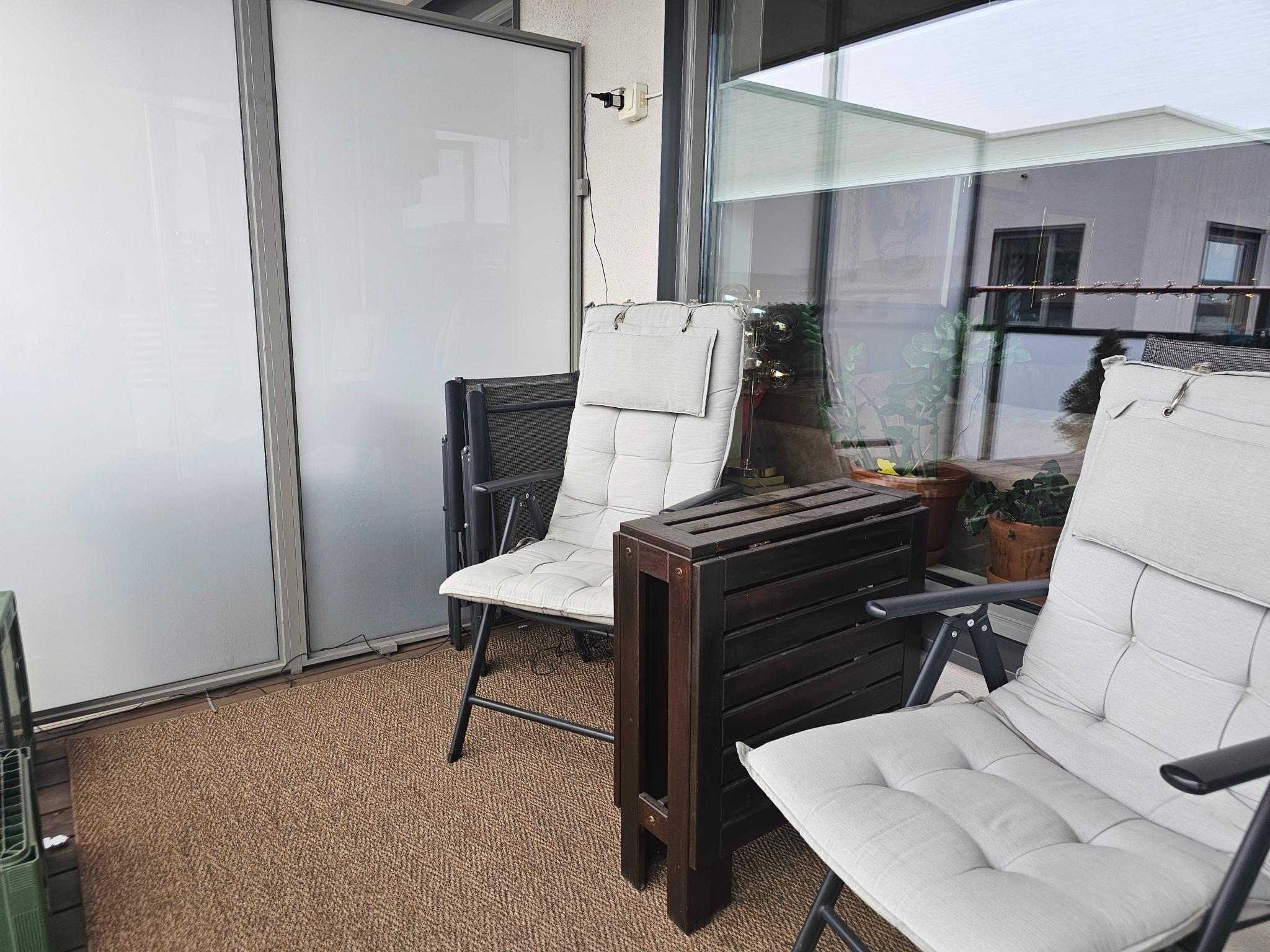 Meget romslig balkong. God plass til lounge eller flere stoler