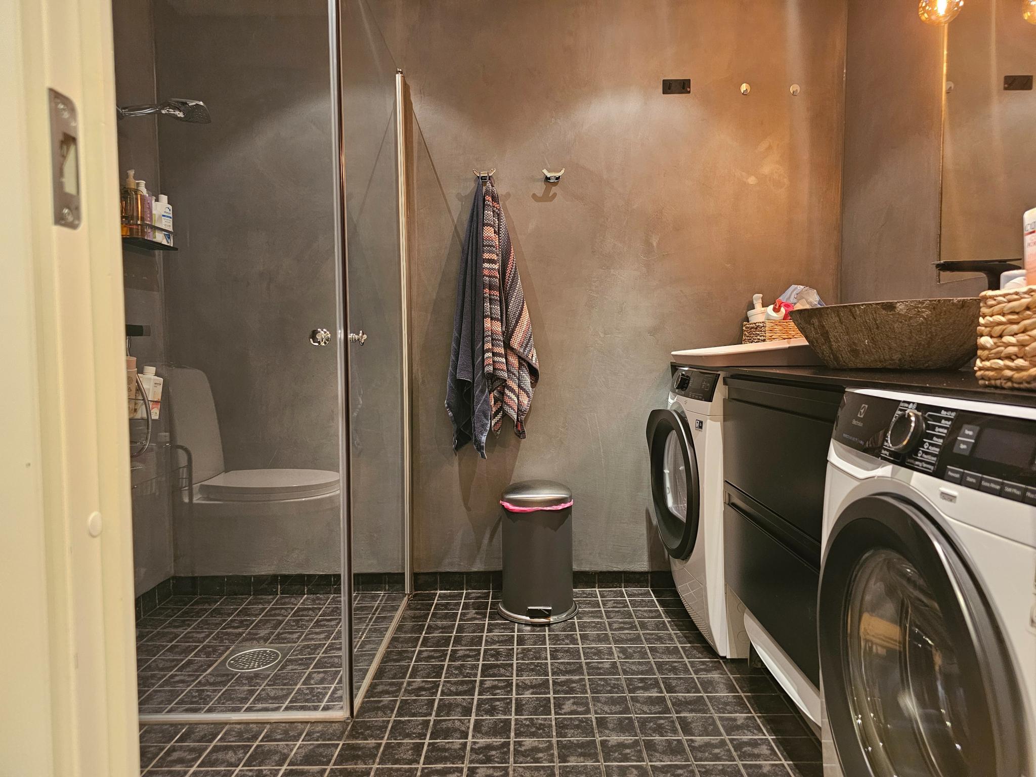 Delikat bad med mikrosement, opplegg for vask/tørk og toalett. 