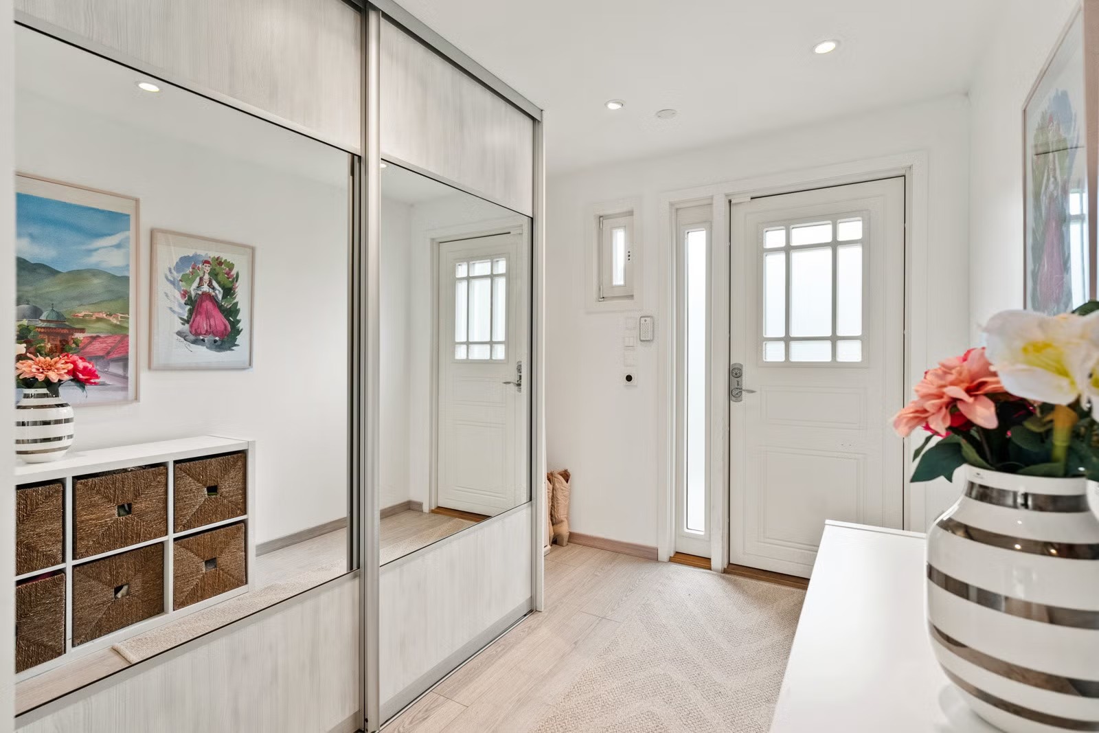 Entre med stor skyvedørsgarderobe