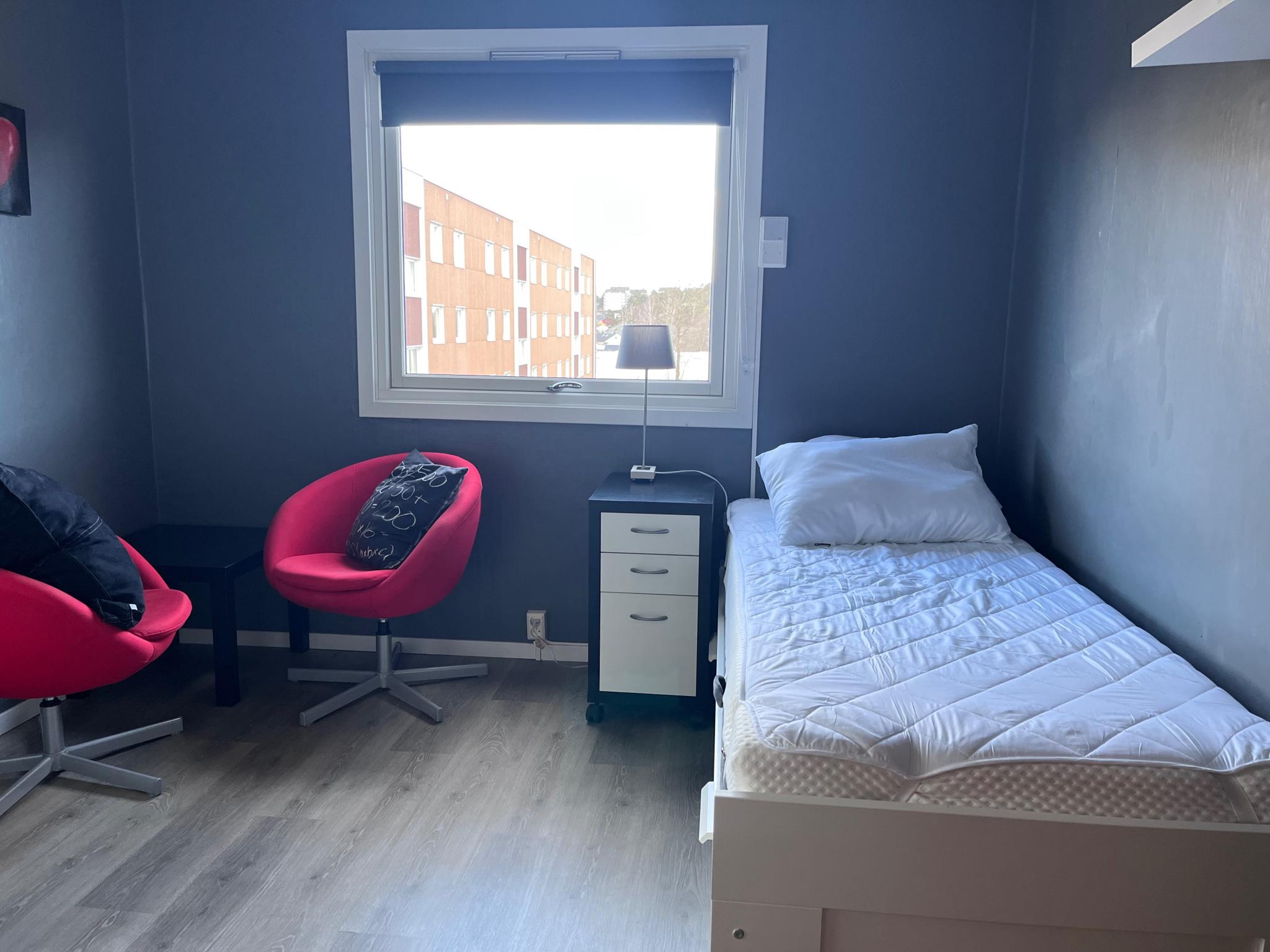 Soverom med inngang fra gang. Her er det også et romslig skap. 