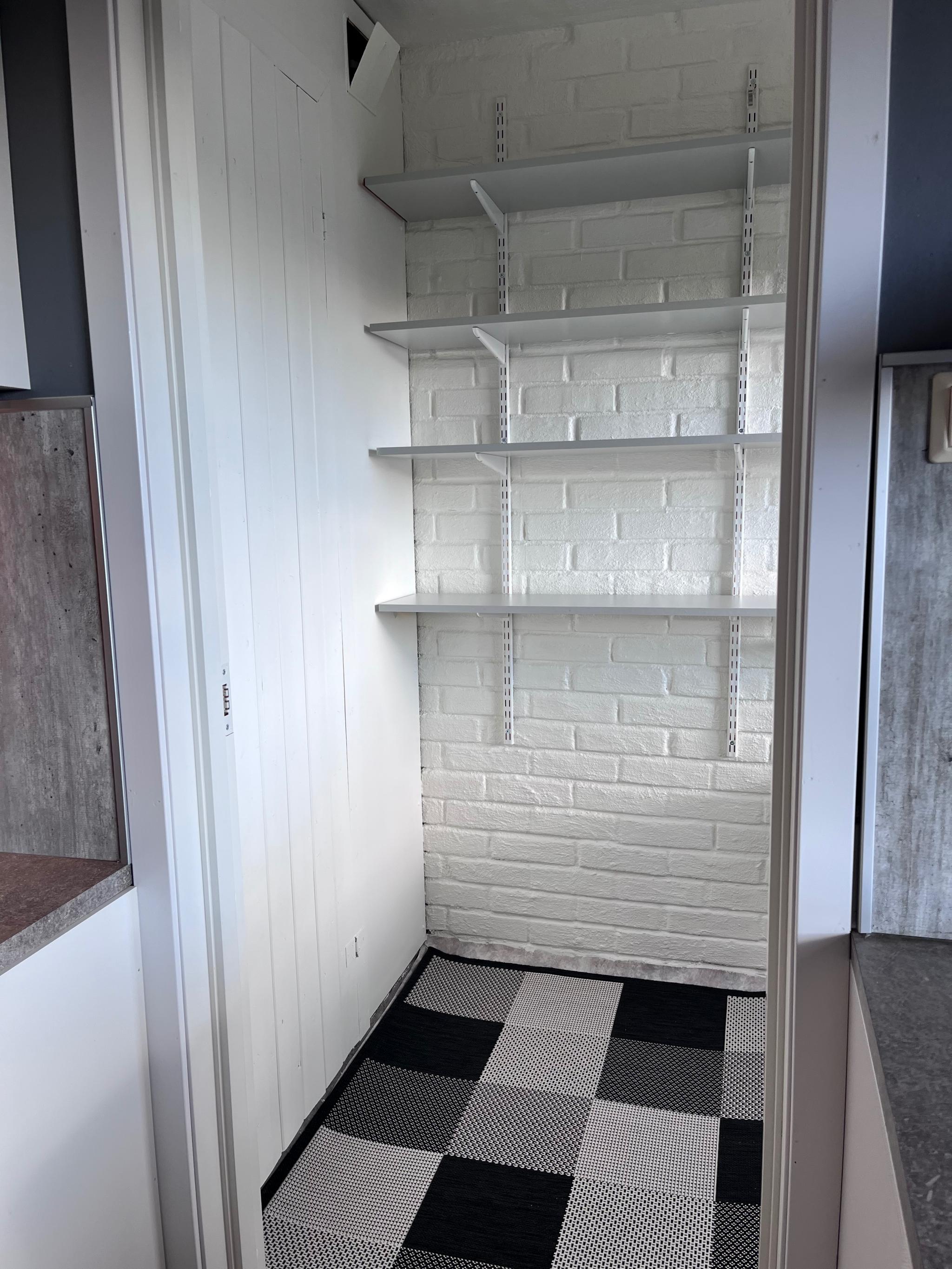 Bod fra kjøkkenet. Kan også være kontor. Innenfor er det nok en bod. Det kan også disponeres en liten bod i kjeller. 