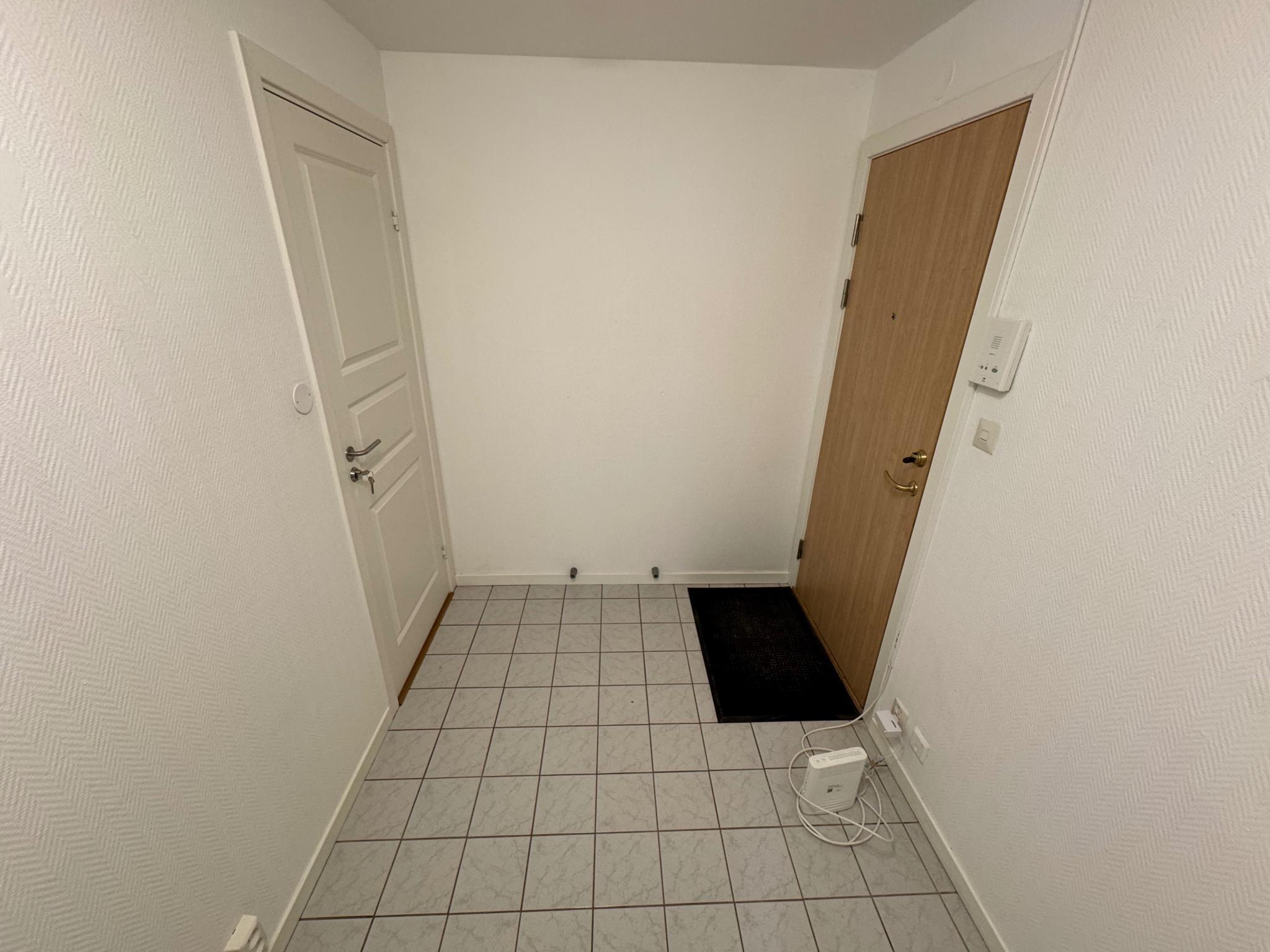 Felles gang, deles med en annen leilighet 