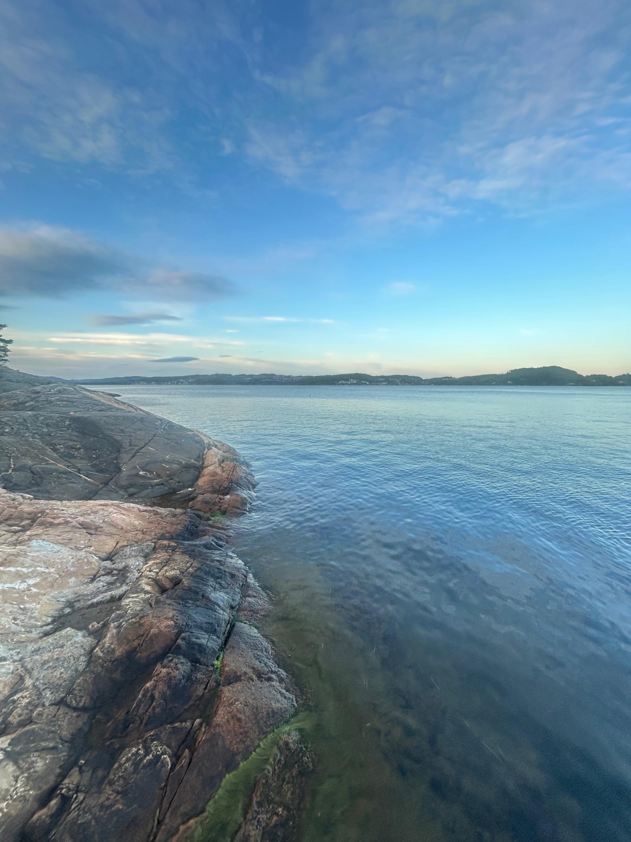 Nærområdet er idyllisk
Her kan du både grille, sole deg, bade og fiske. Alt dette kun 10 minutter unna leiligheten 