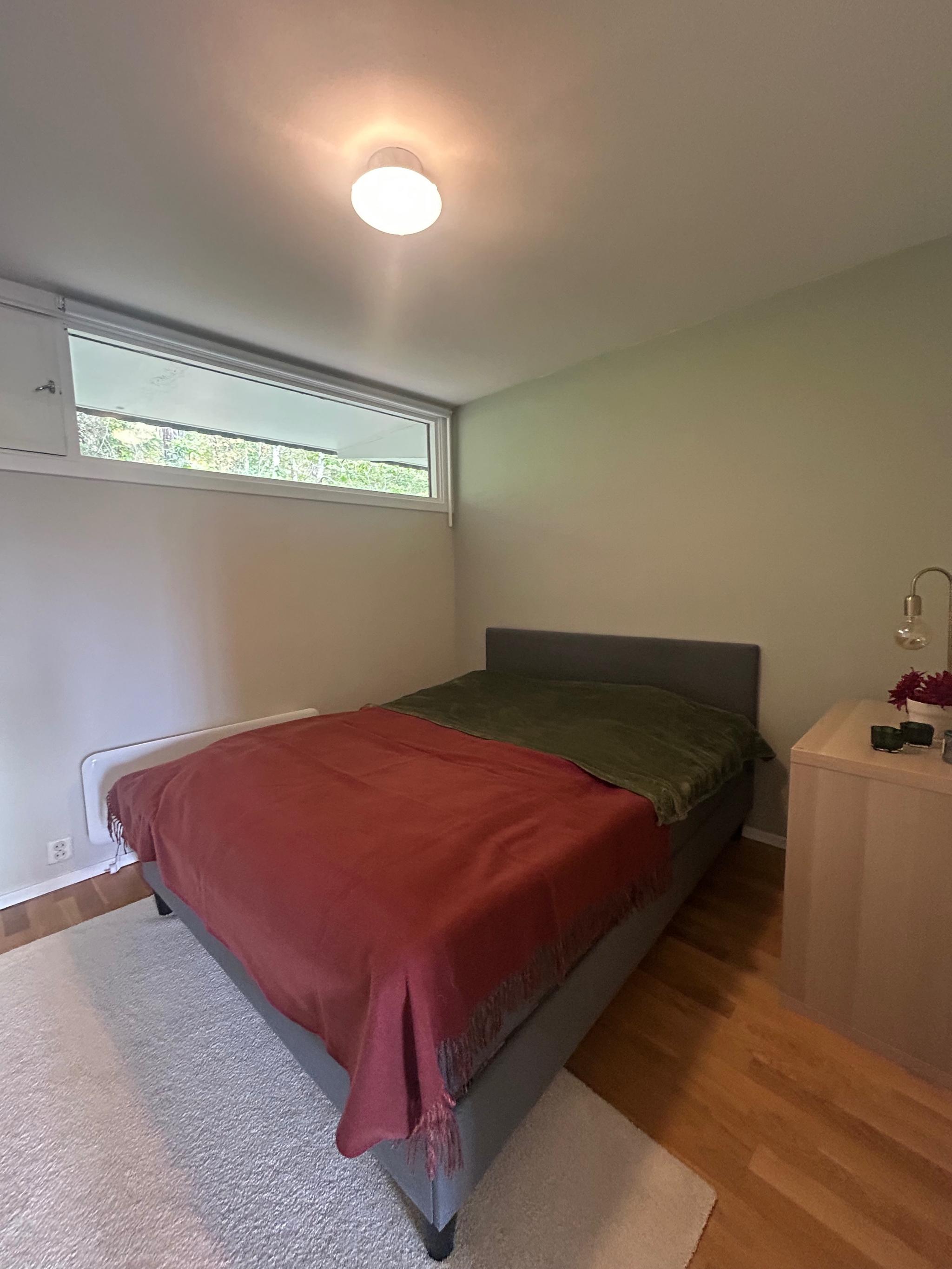 Garderobeskapet er bygget inn i veggen på soverommet.