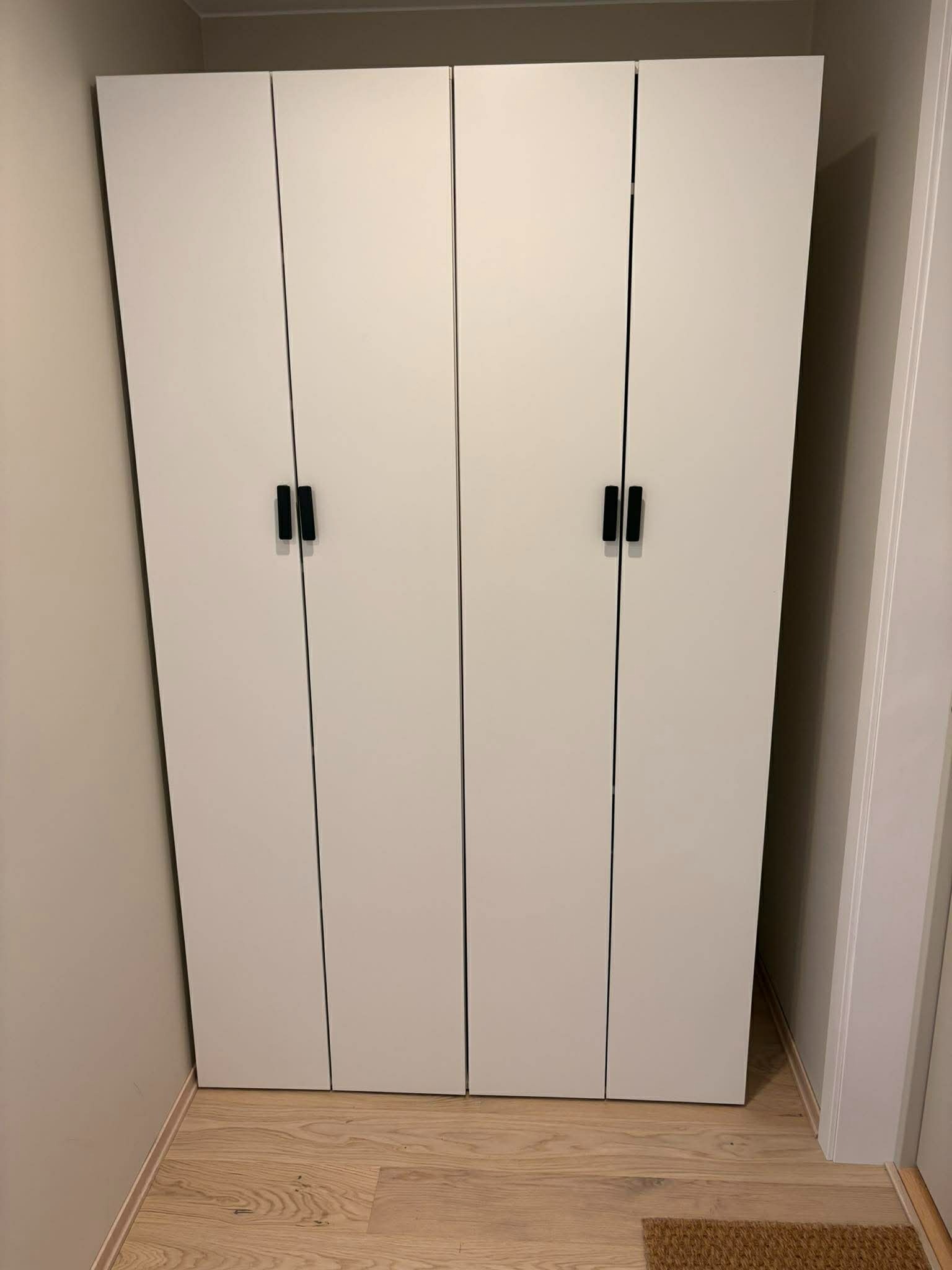 Stort garderobeskap ved entreen