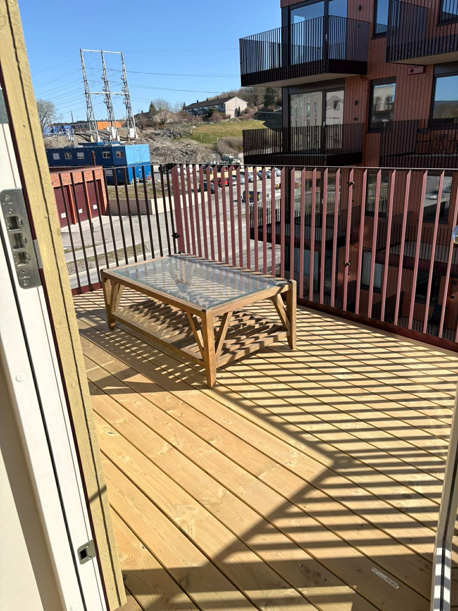 Balkongen er utstyrt med ett utebord.