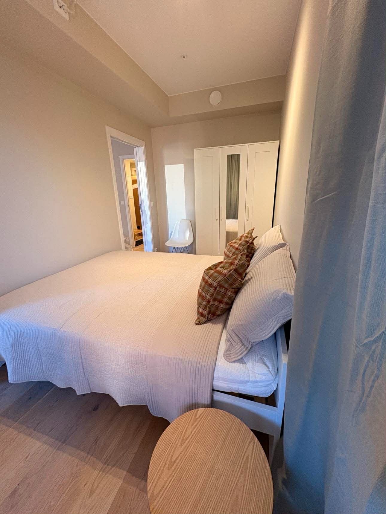 Soverommet har ett stort klesskap med speil