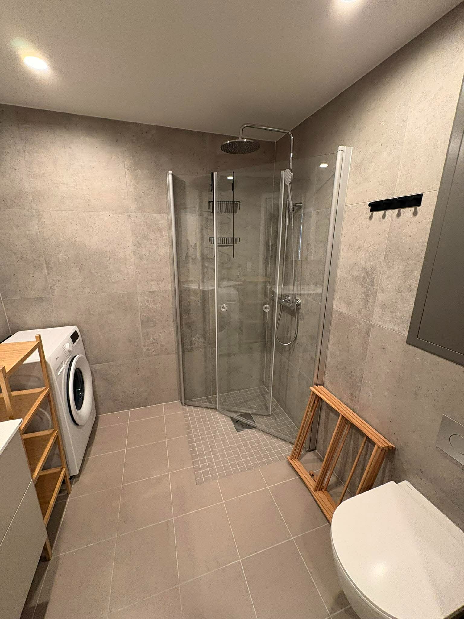 Badet kommer med vaskemaskin, klesstativ og hylle til oppbevaring