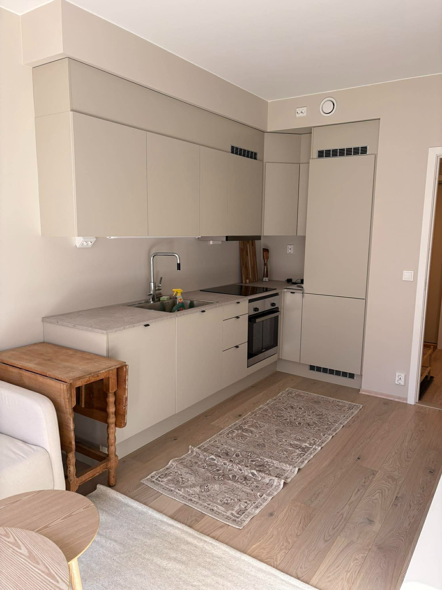 Kjøkkenet er utstyrt med diverse kjøkkenutstyr vist i videre bilder.