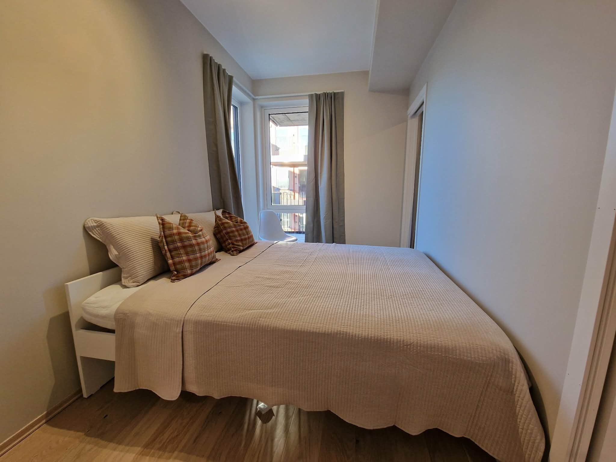 Senga er 160X200 med rom under til oppbevaring. 