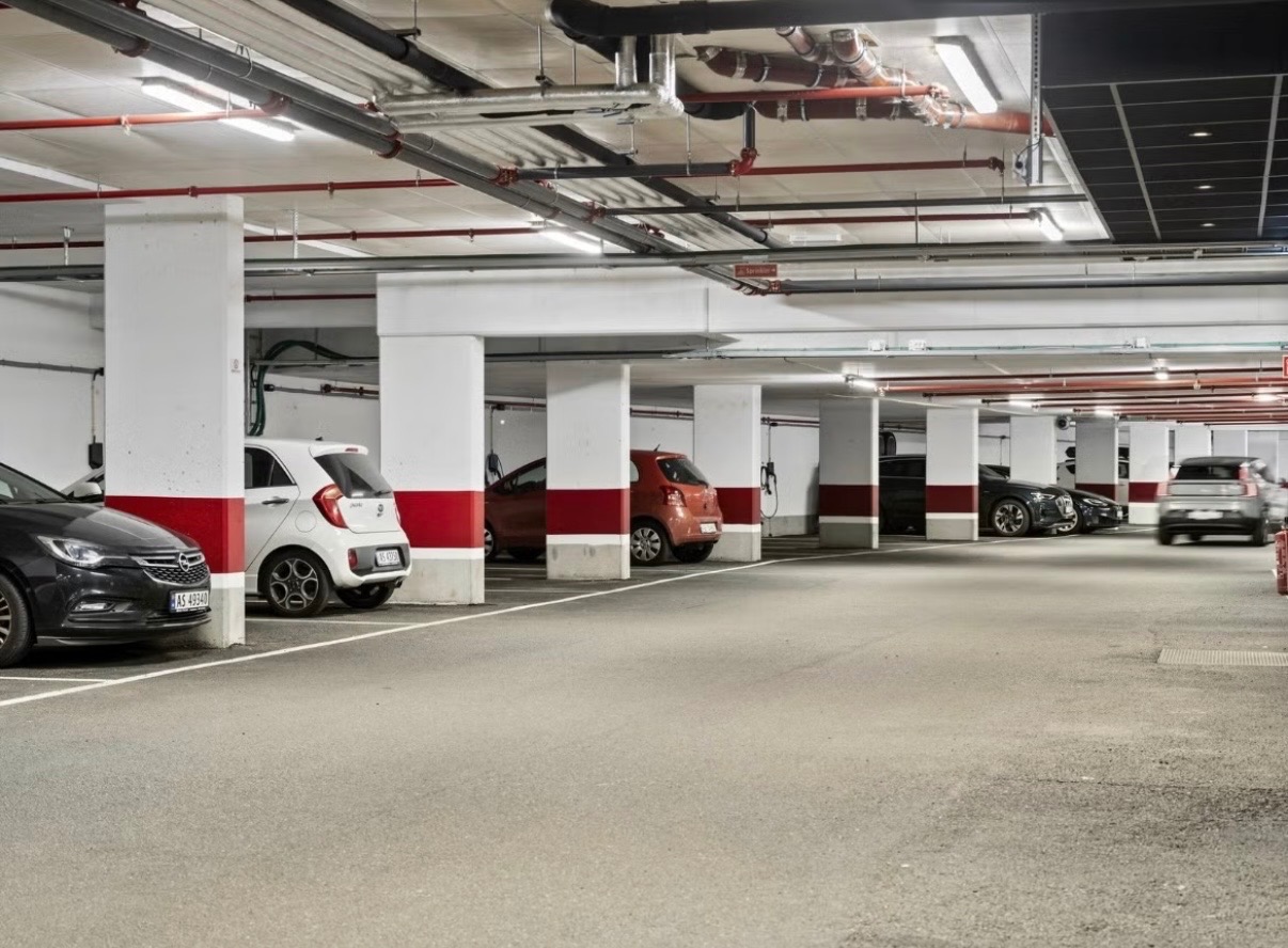 Egen parkeringsplass i garasjeanlegg. Bilde hentet fra salgsannonsen