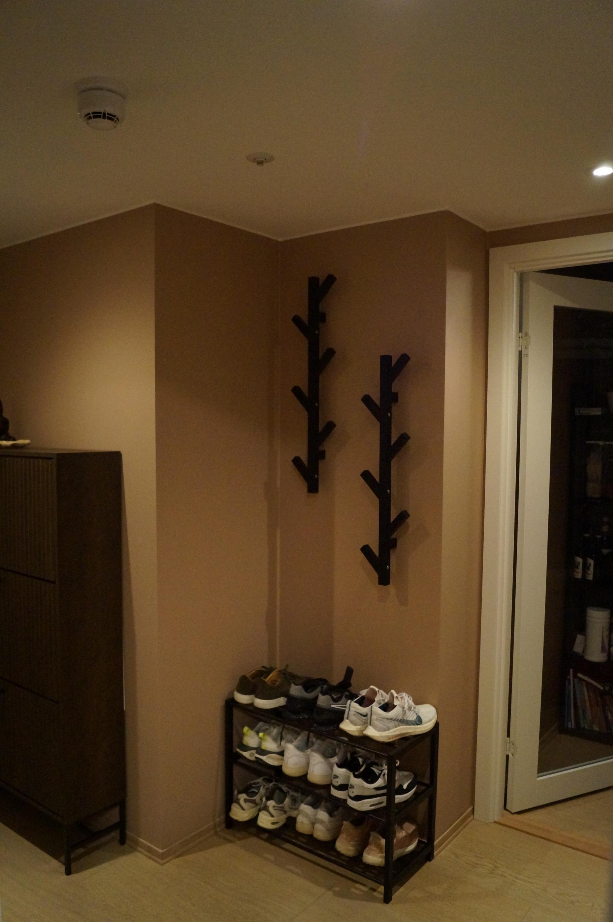 Gang med knagger til ytterklær. 
(Skoskap og skohylle følger ikke med)