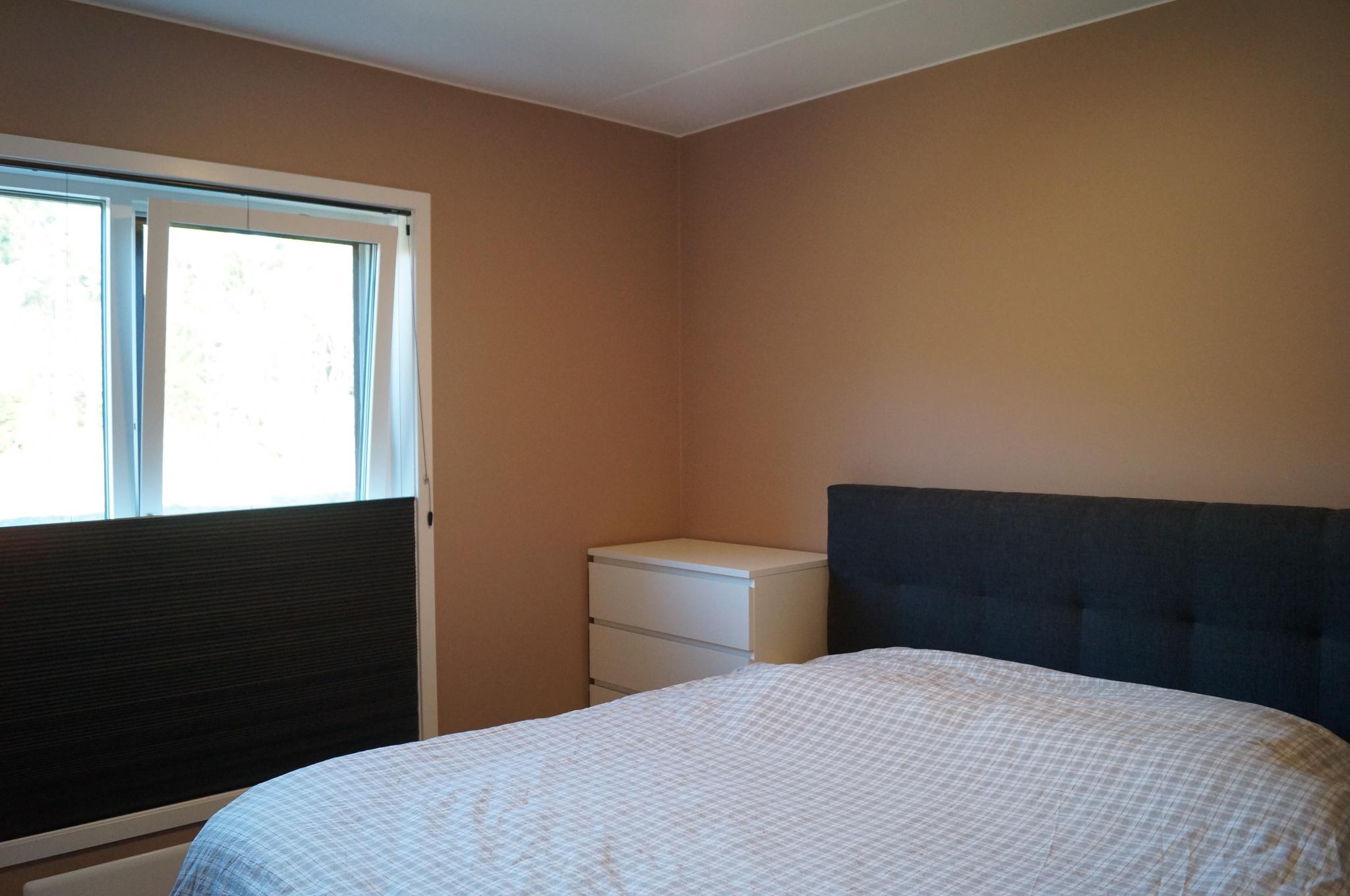 Soverom med lystette plisségardiner (Seng og kommode følger ikke med)